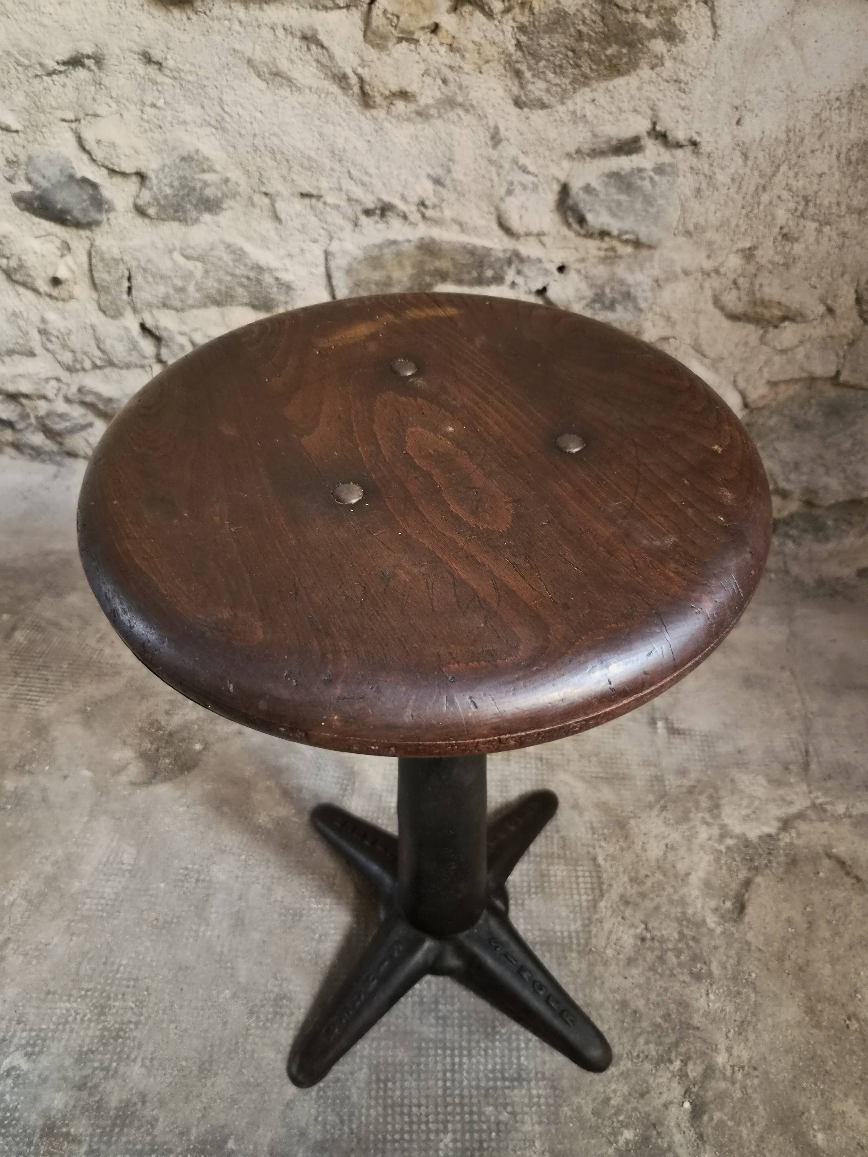 Ensemble de 6 tabourets industriels réglables Singer anciens, France, vers 1900–1930