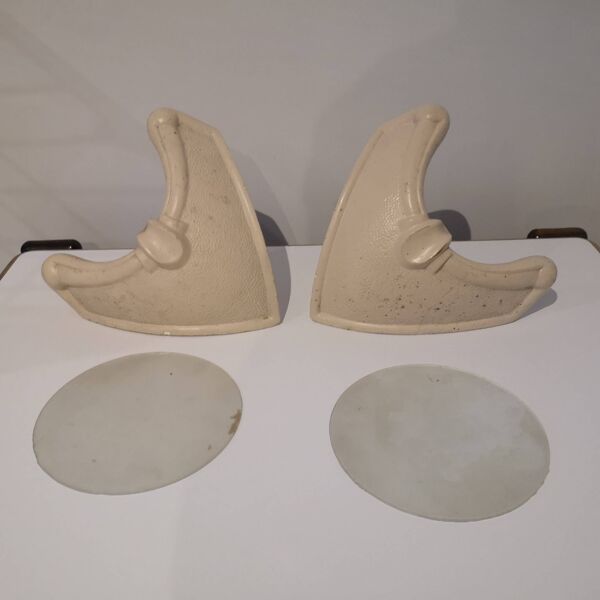 Paire d'appliques d'angle Art Déco en plâtre et verre dégagé à l'acide 1930