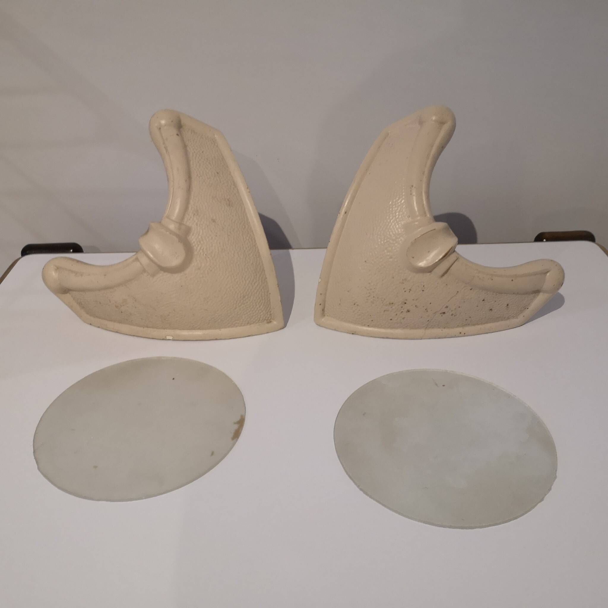 Pair of Art Deco corner wall lights in plaster and acid-etched glass, 1930s.