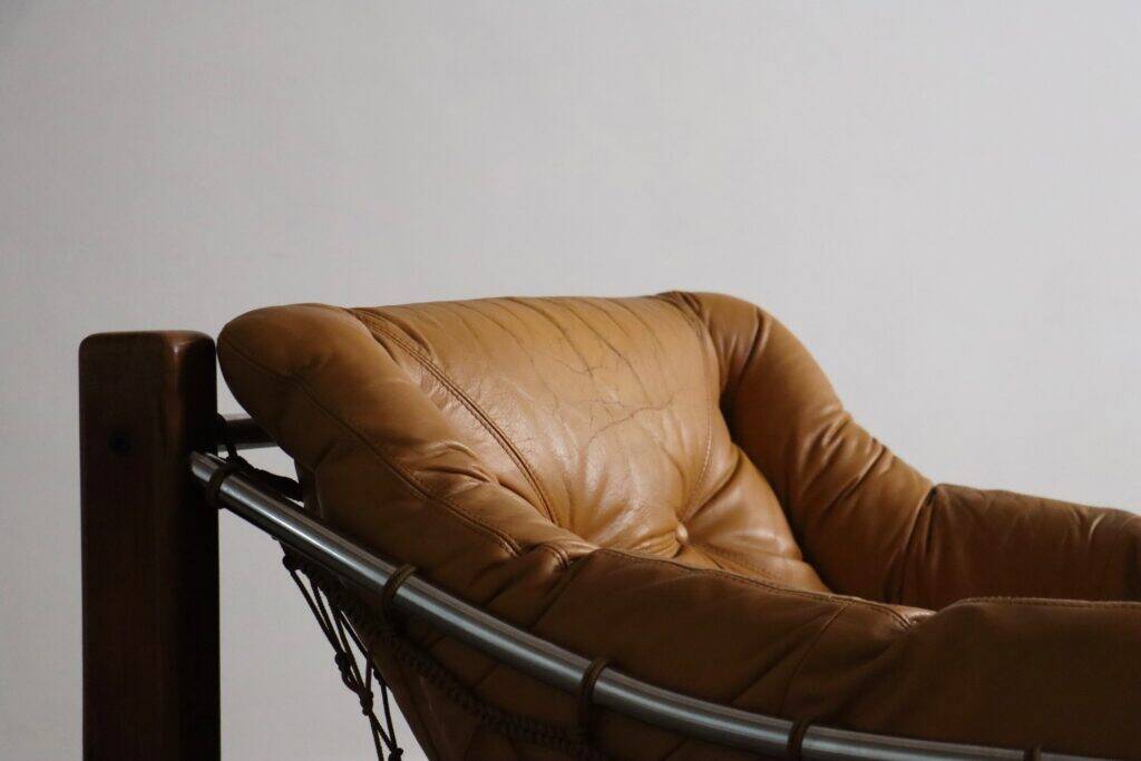 Fauteuil Amazonas avec repose-pieds en cuir cognac par Jean Gillon Brésil