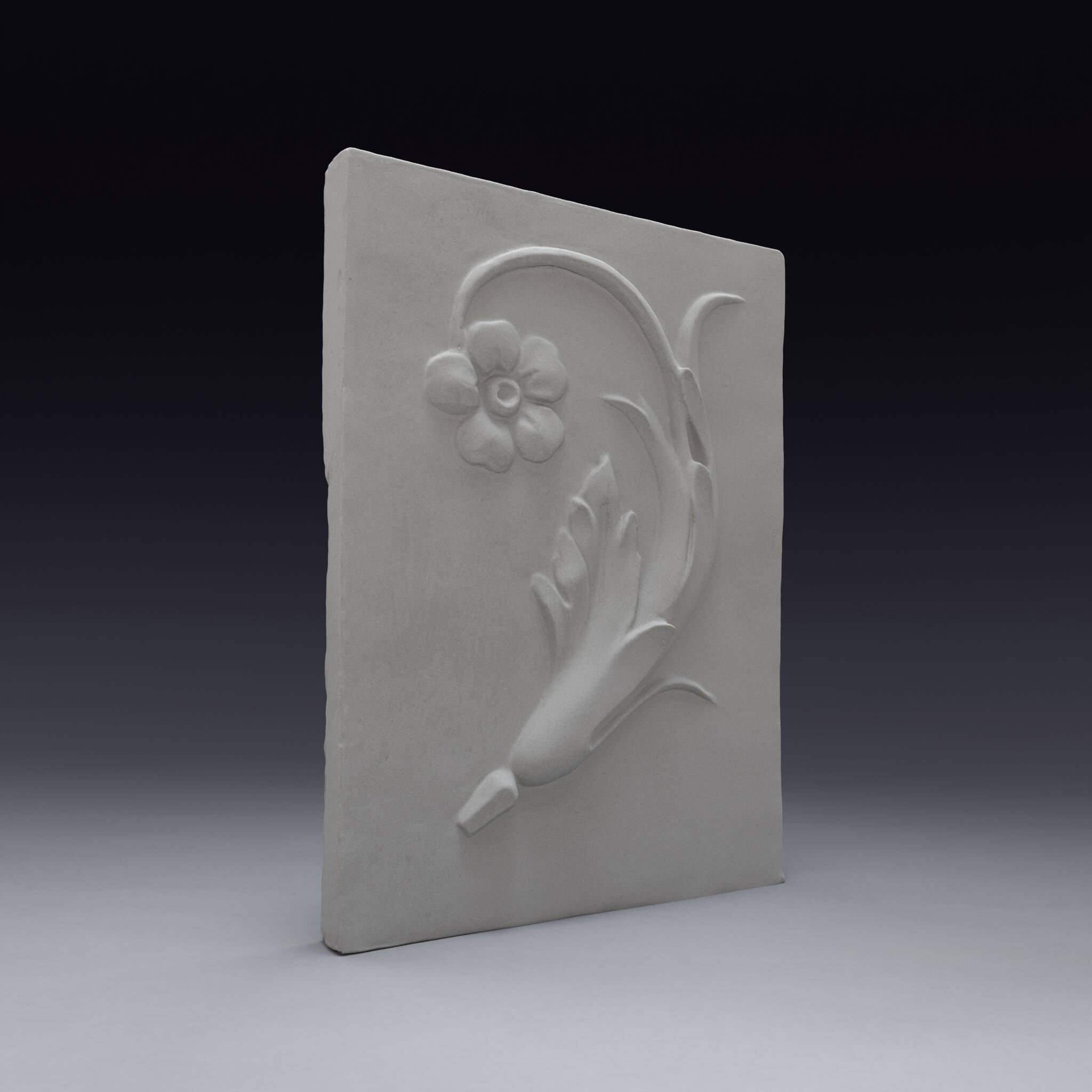 Bas-relief en plâtre d'une feuille d'acanthe avec une fleur.