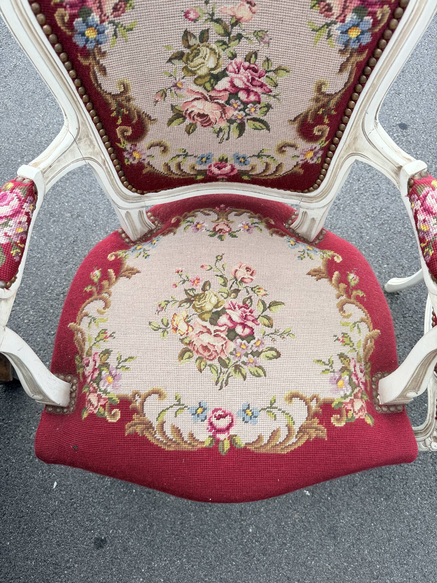 Pair of Louis XV style armchairs - Carved wood and floral upholstery