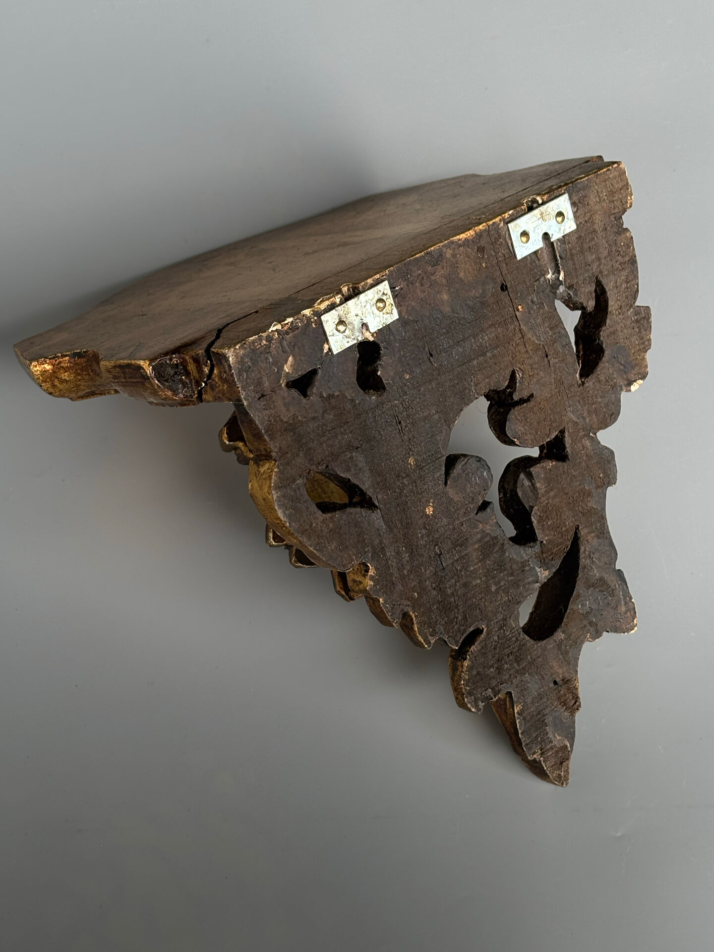 Petite console d’applique en bois sculpté et doré style Louis XV