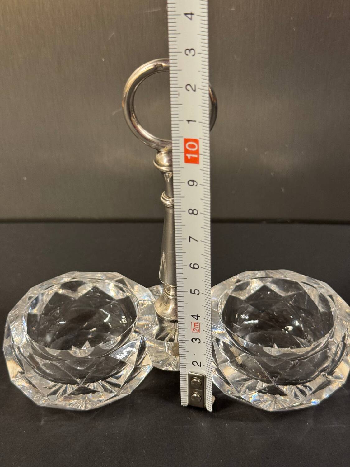 Salière double en cristal taillé signée Baccarat avec monture en métal