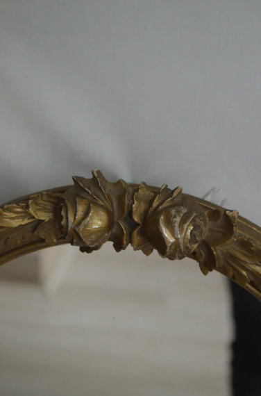 Oval mirror in gilded wood