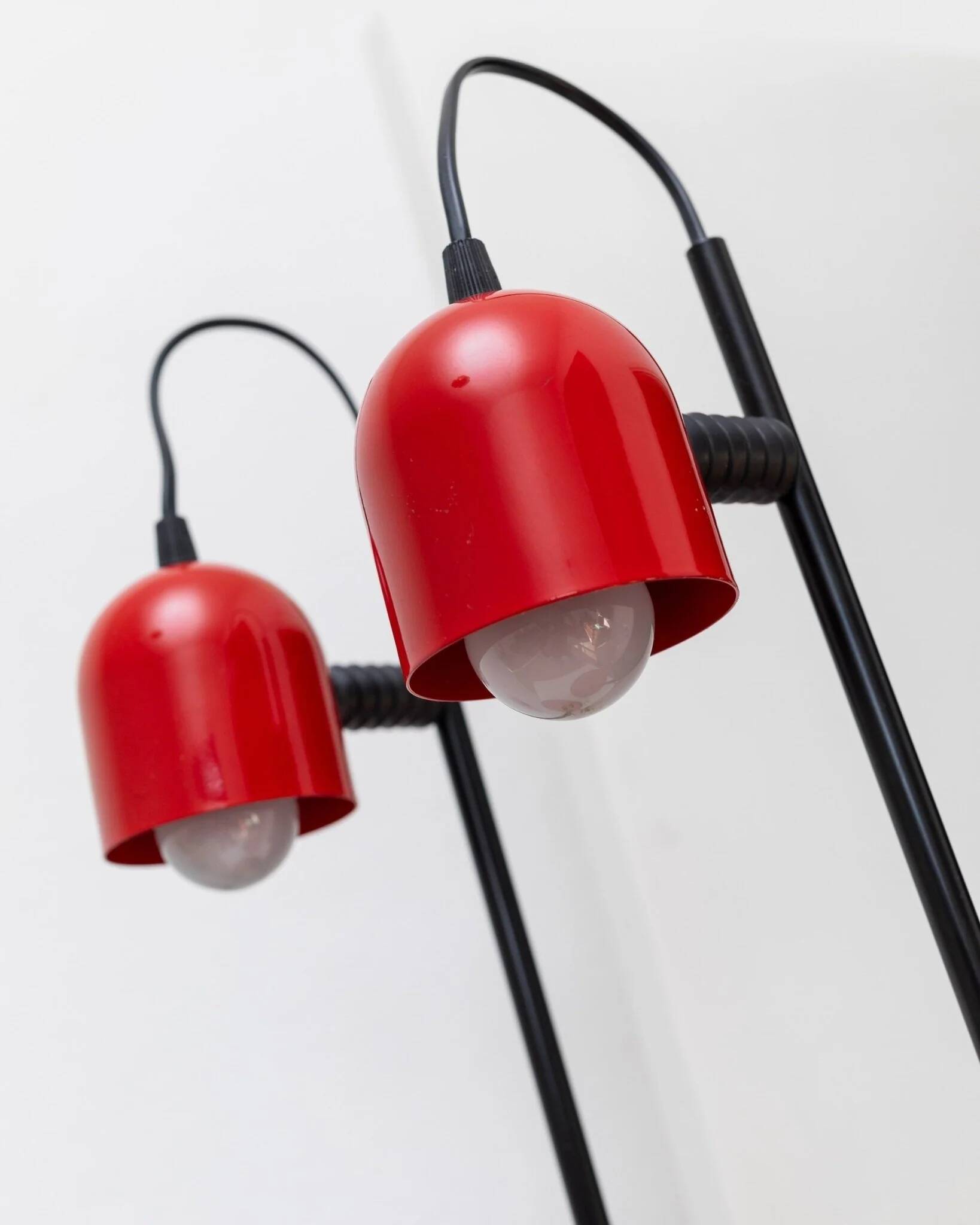 Set of 2 red metal table lamps with black stems, Memphis-Postmodern Italy 1980s