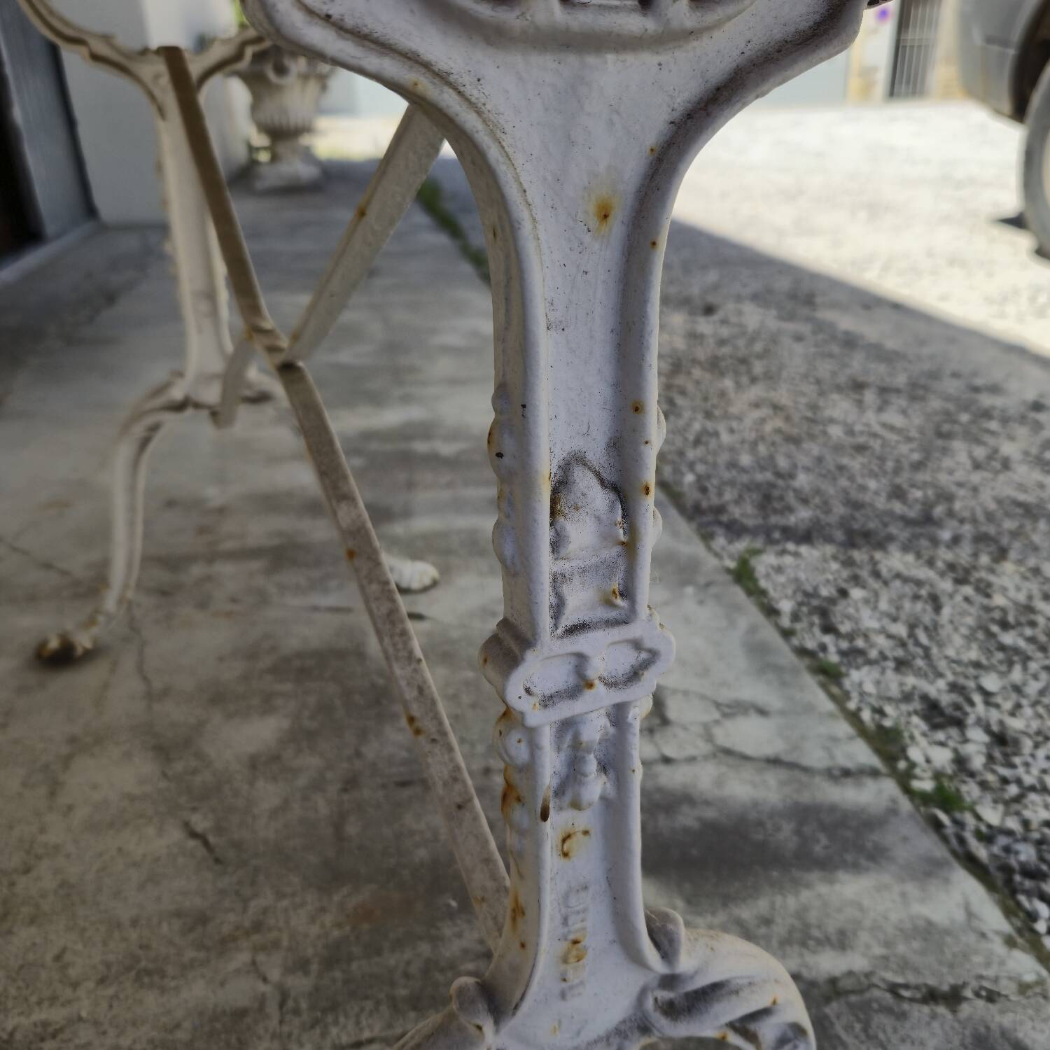Table de bistrot ancienne en bois aérogommé et fonte