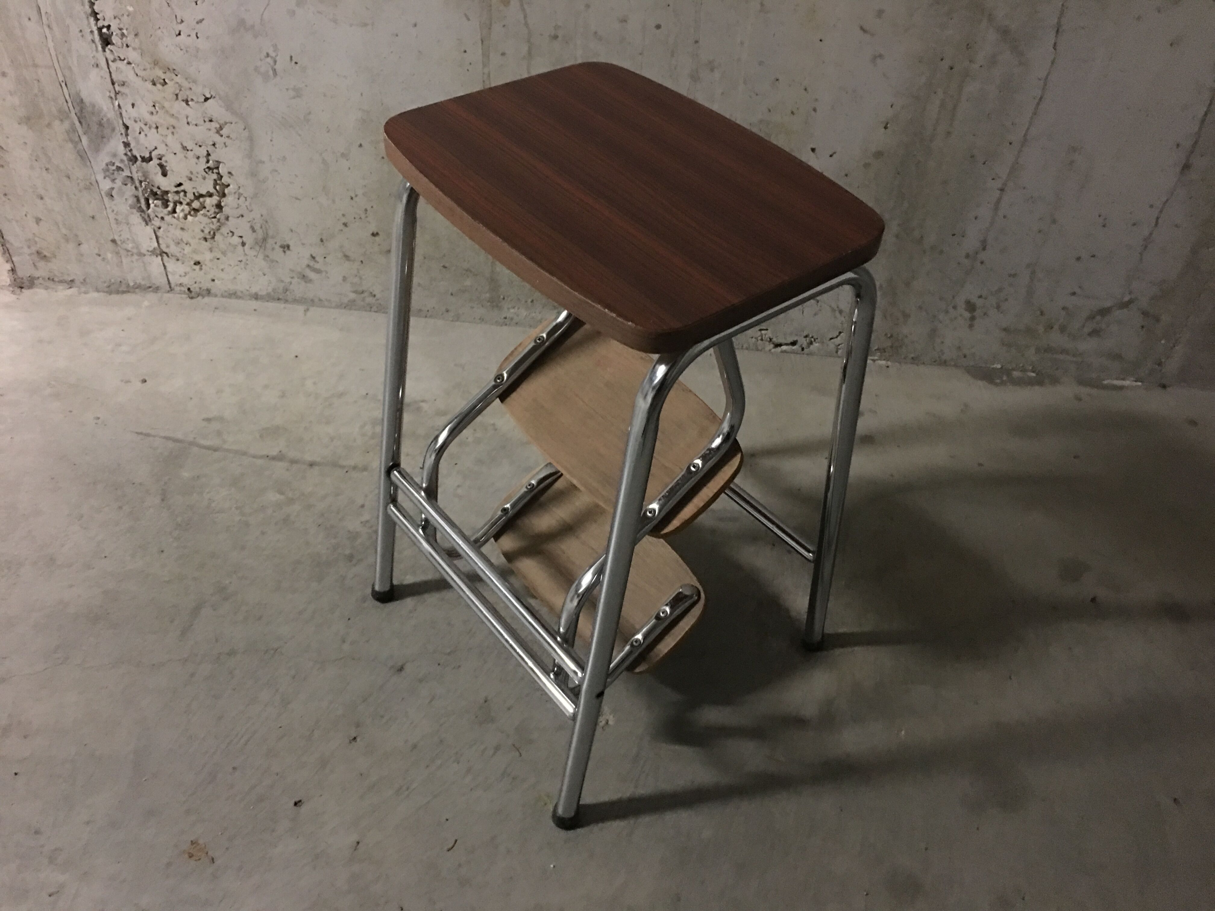 Tabouret marche-pied en formica années 70