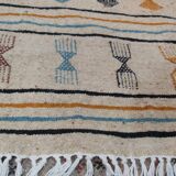 Tapis beige à motifs berbères multicolores