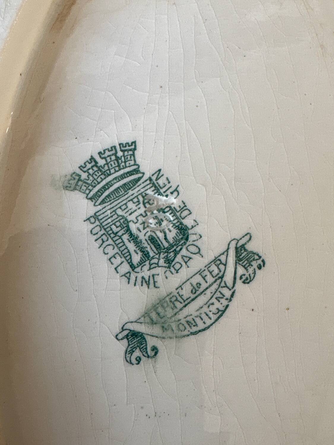 Saucière ancienne Terre de Fer et son couvercle Gien modèle Montigny