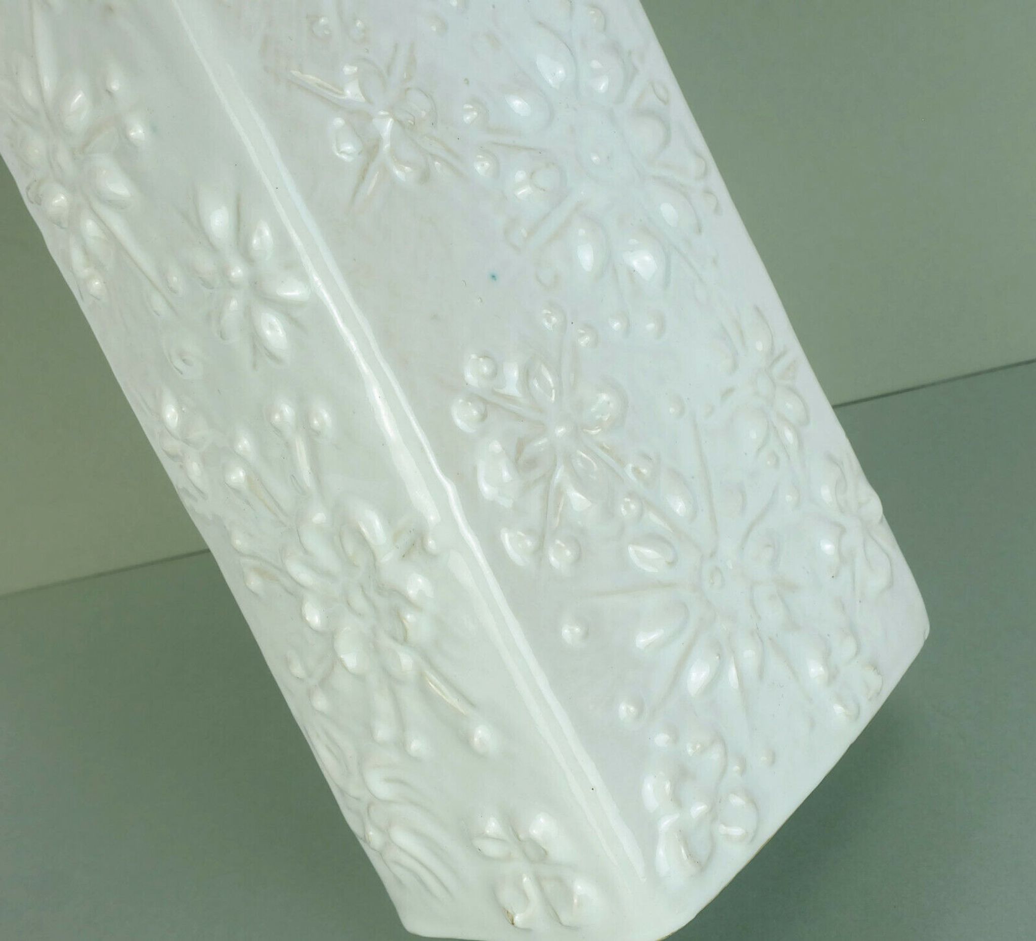 Vase vintage allemand de l'Ouest Scheurich Kosmos, émaillé blanc, motif sputnik modèle 263-31.