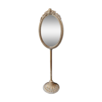 Large oval table mirror, Shabby-Chic style. Angel, floral motifs, pediment. In aged brass-finish metal. High 41.5 cm