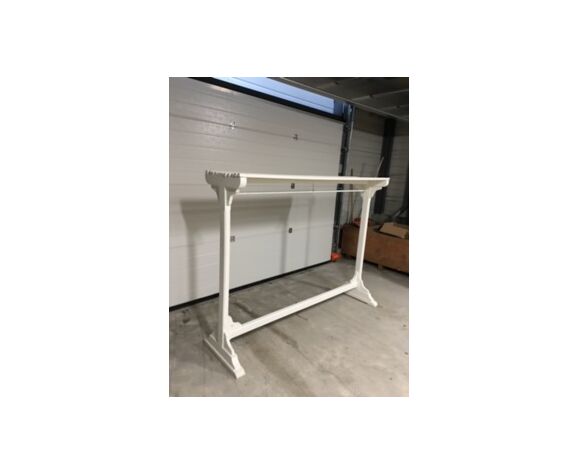 Wearing painted wood cloakroom