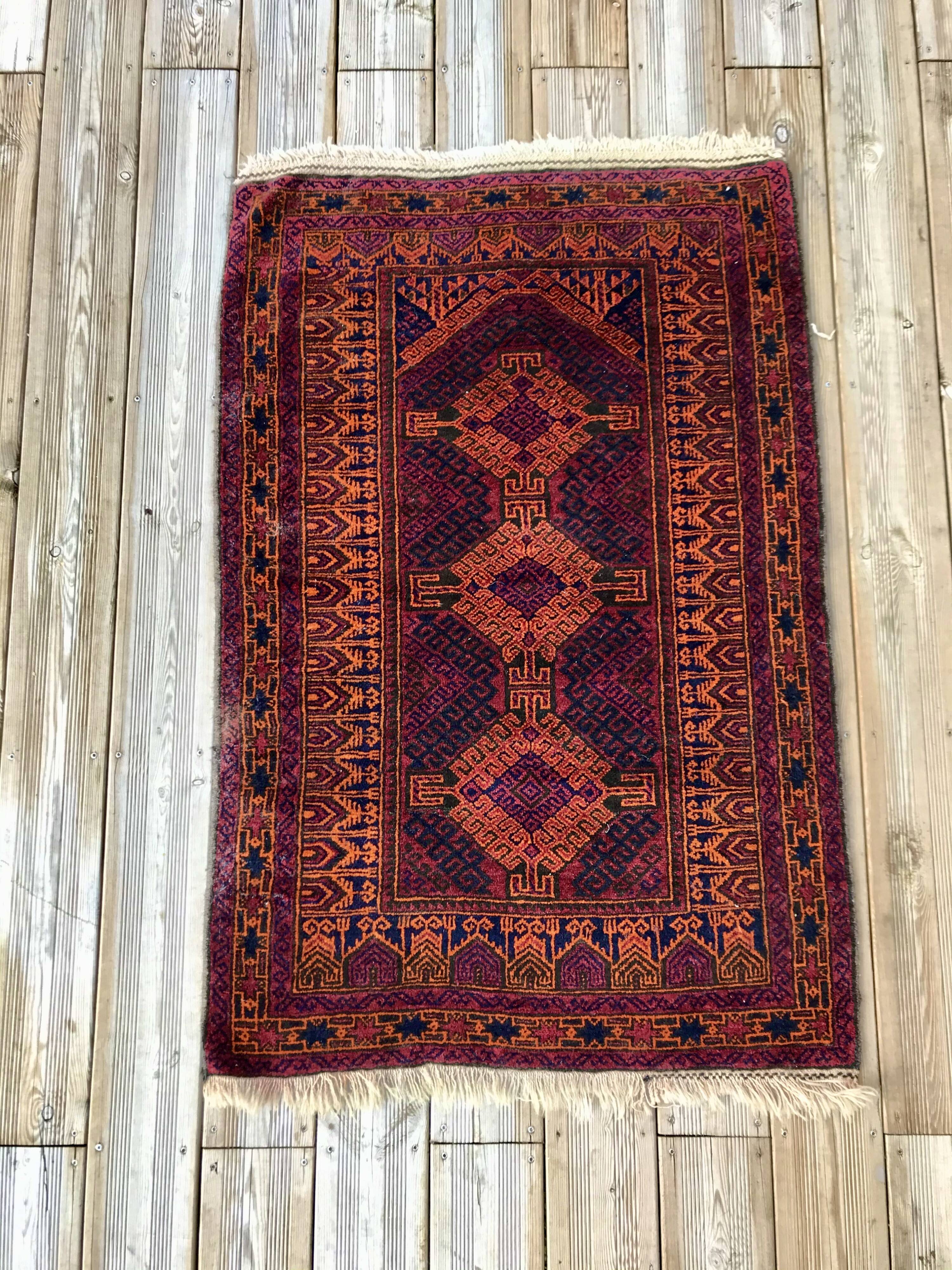 Antique hand-knotted carpet 124x84cm