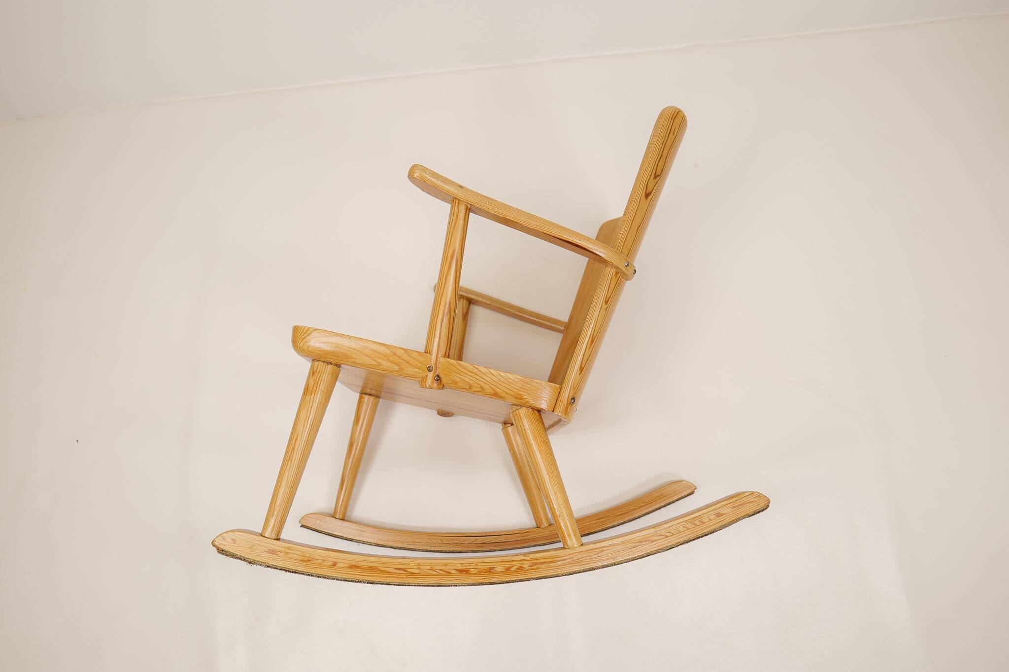 Mid-century rocking chair in pine, Göran Malmvall, Sweden, 1940s.