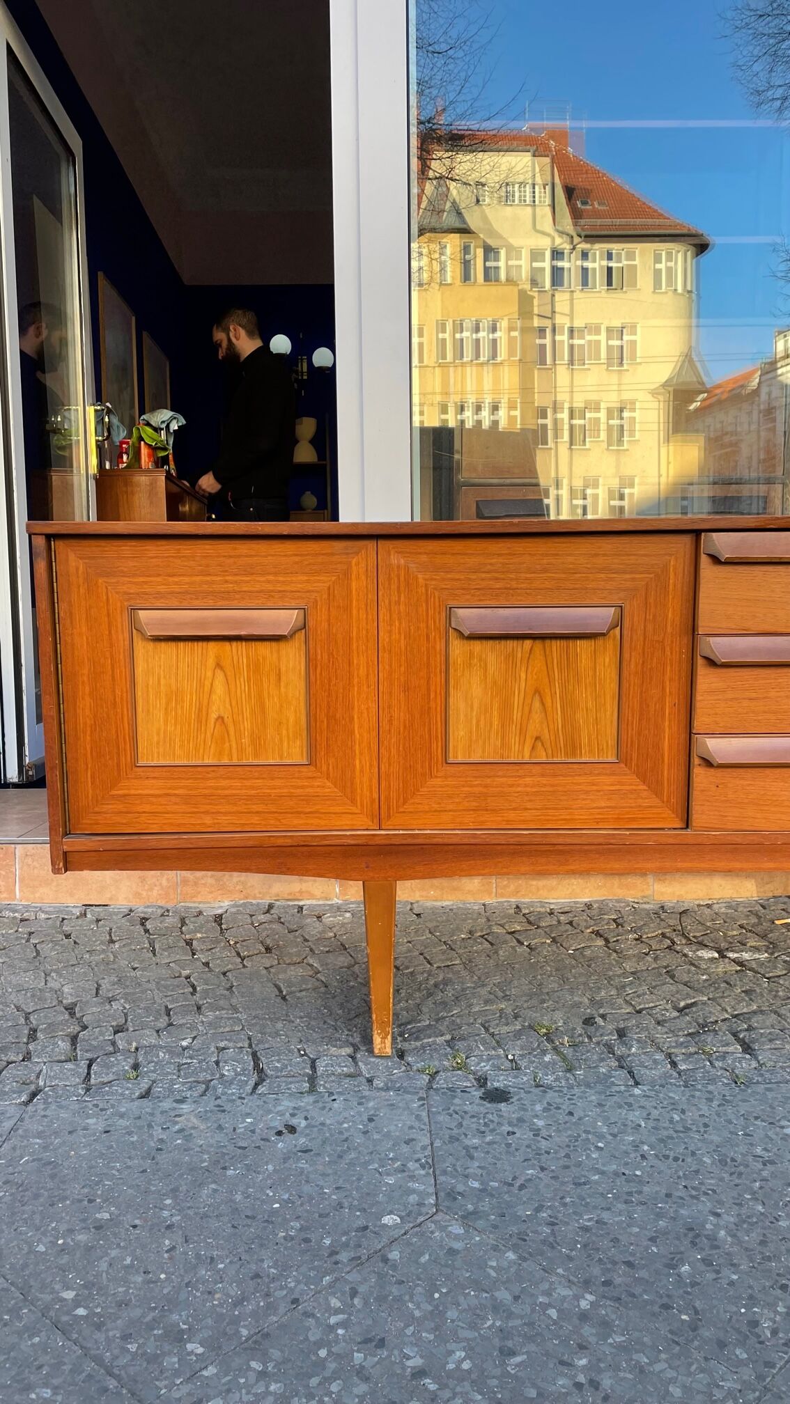 Atypical teak row of the 60s