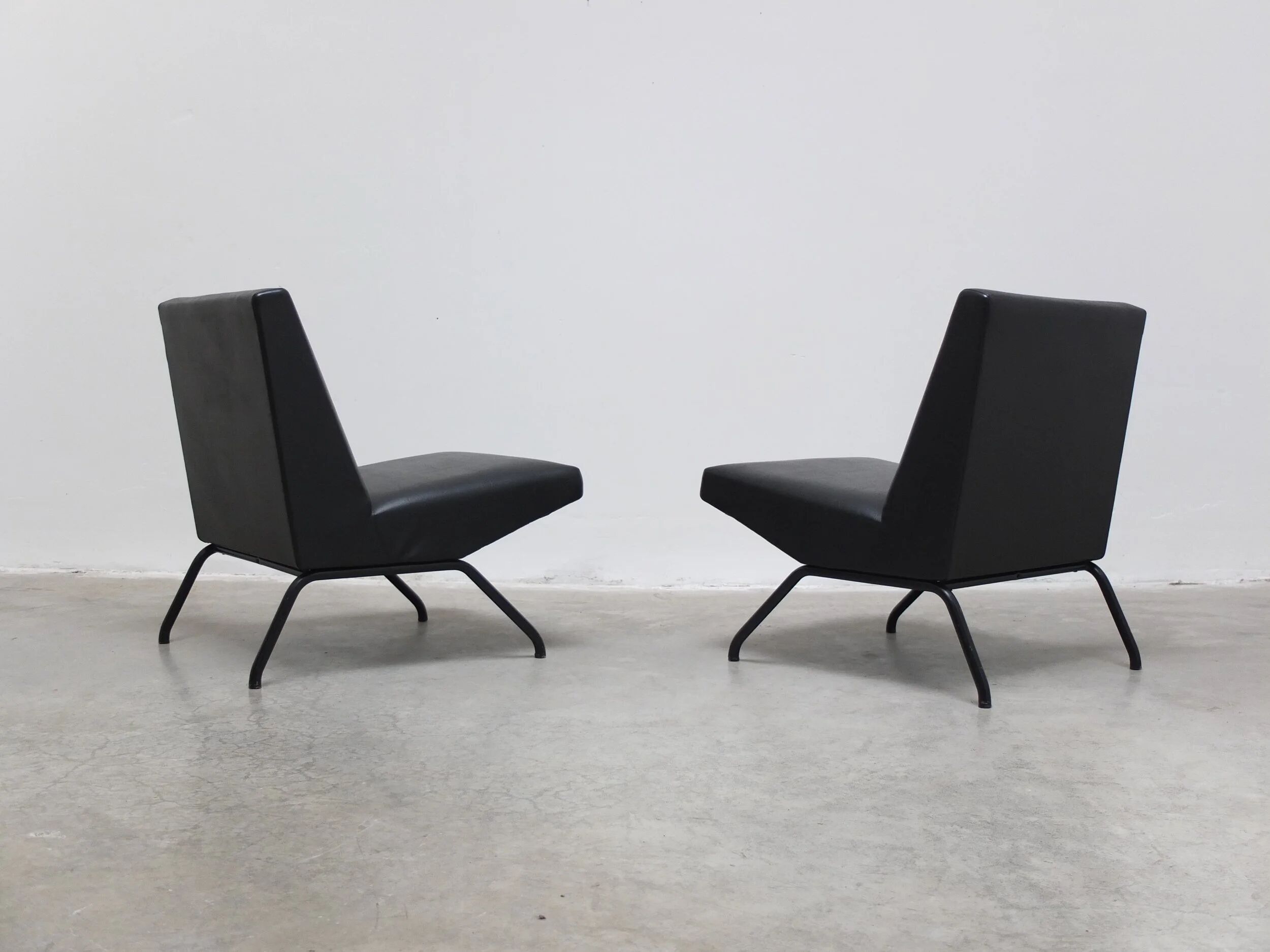 Pair of 'Visiteur' easy chairs by Pierre Guariche for Meurop, 1961