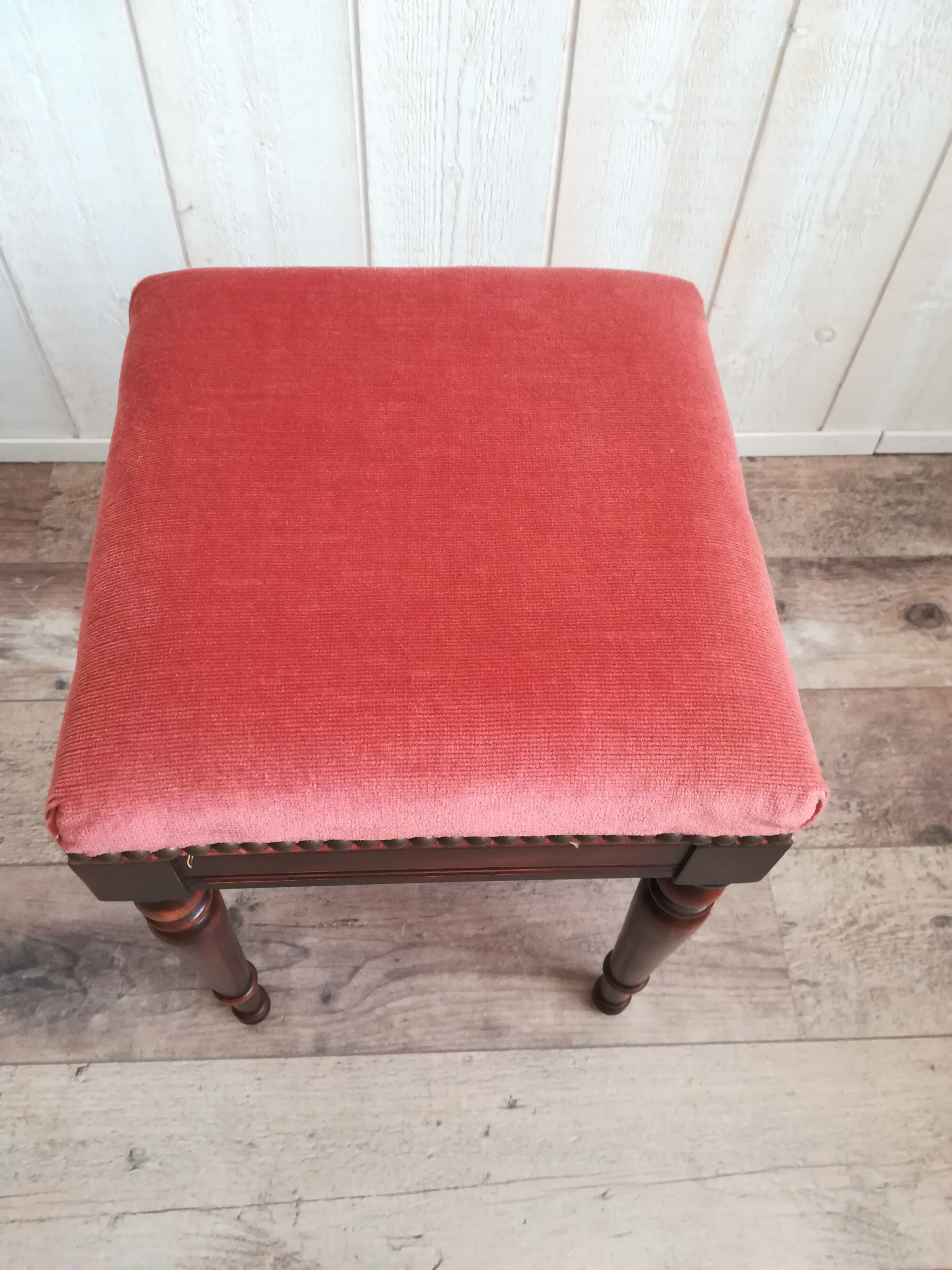 Rests pink velvet feet