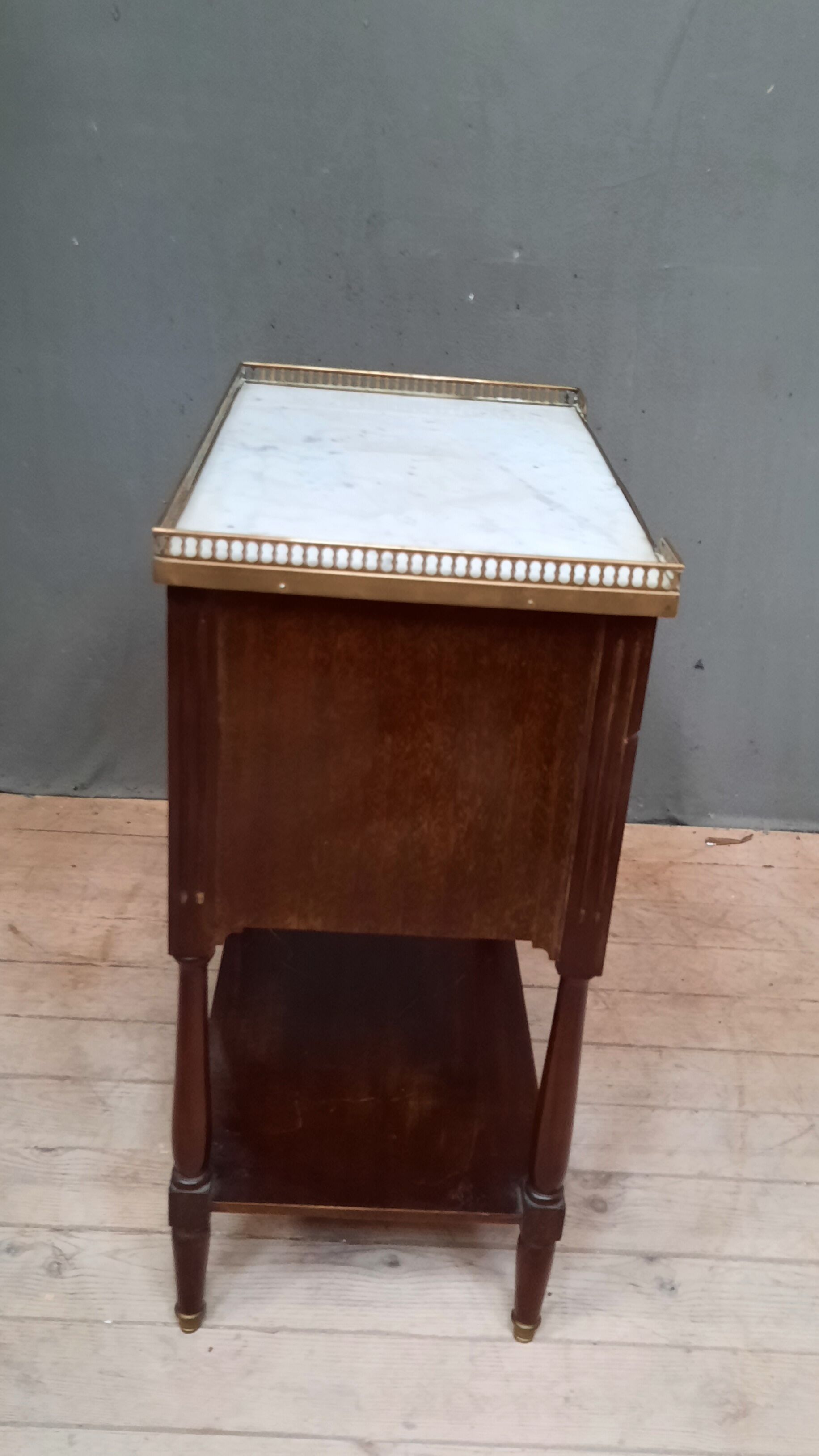 Mahogany chest of drawers in Louis XVI style