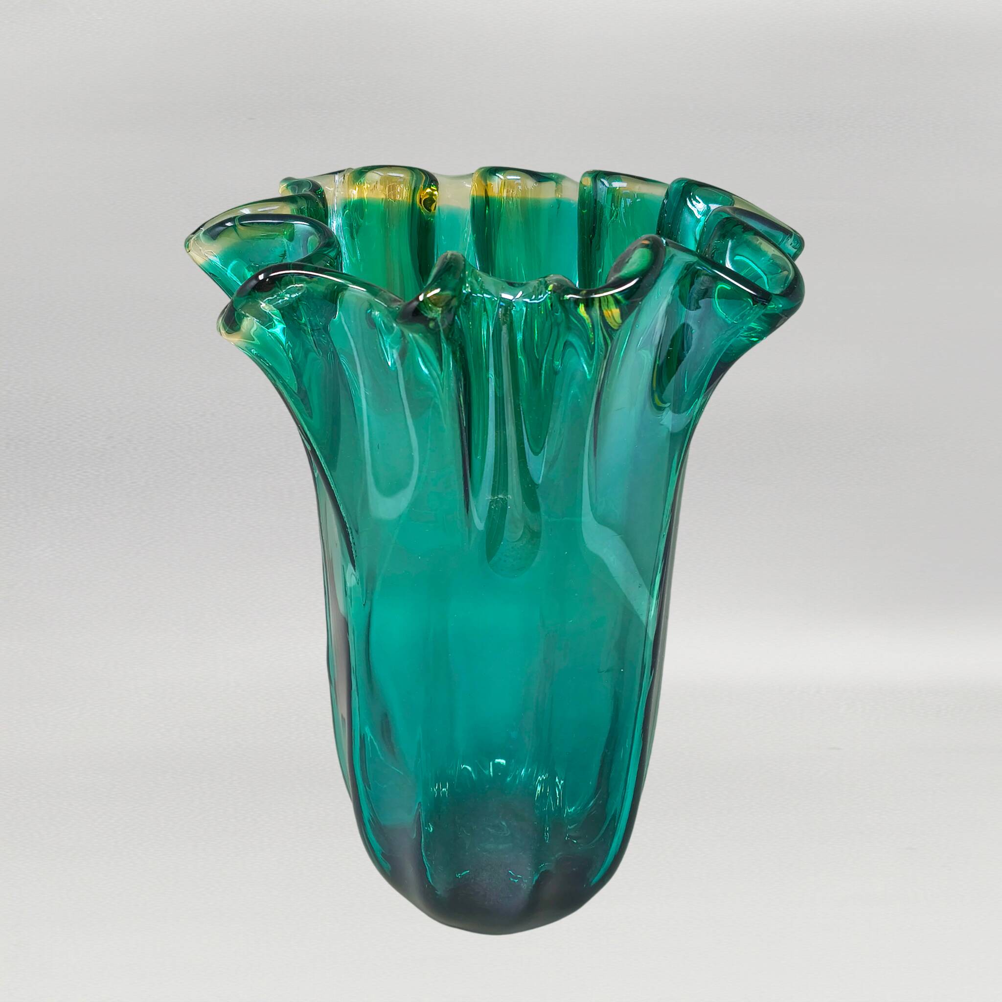 1970s Astonishing Emerald Green "Fazzoletto" Vase by Michielotto in Murano Glass. Made in Italy