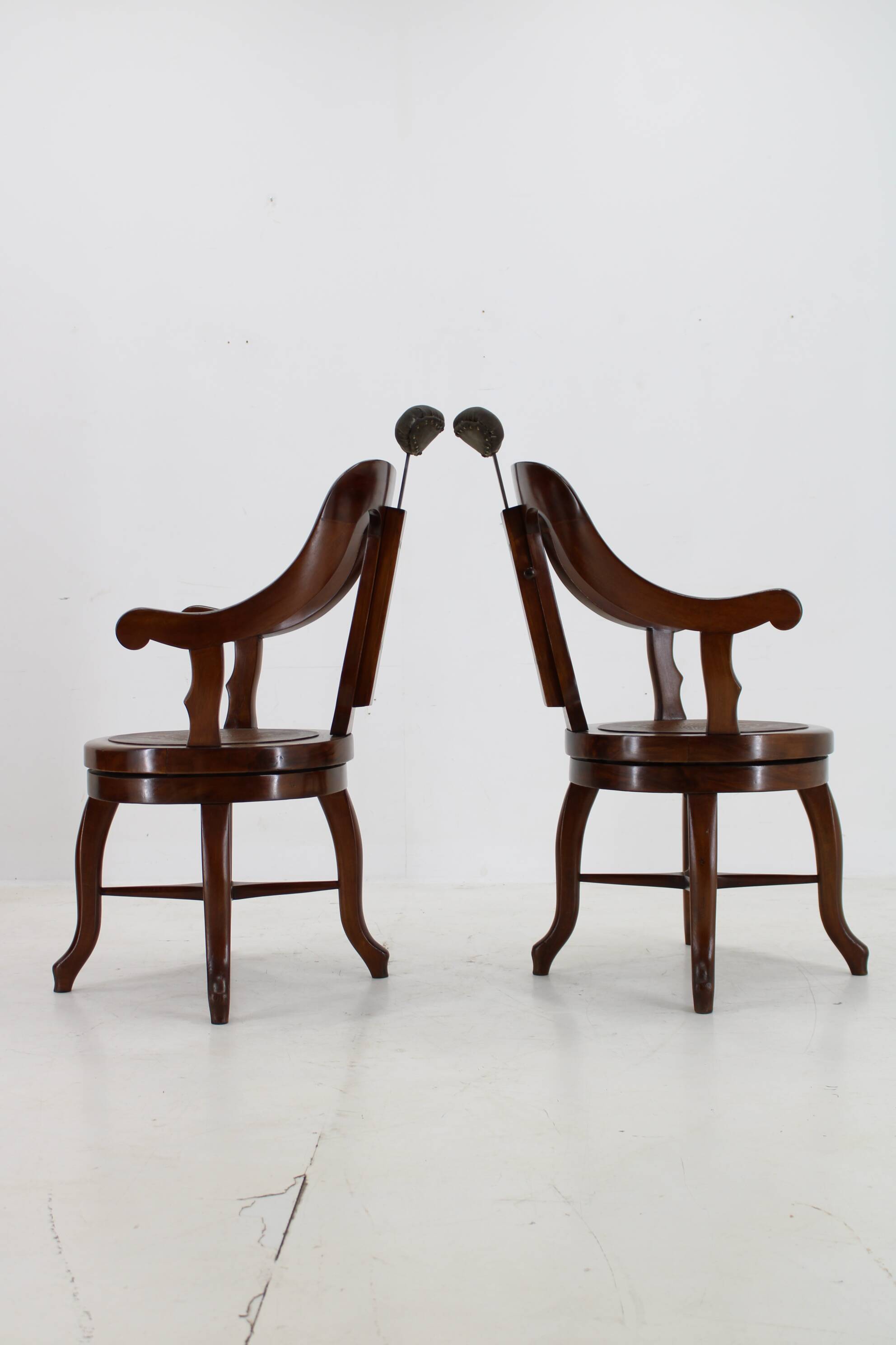 Chaise de barbier pivotante en hêtre restaurée des années 1920, Tchécoslovaquie