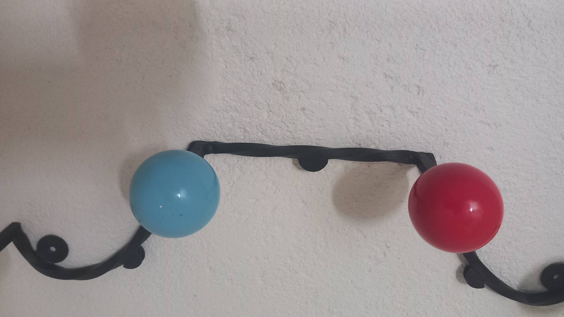Vintage wall coat rack "Atomic" in wrought iron with multicoloured balls.