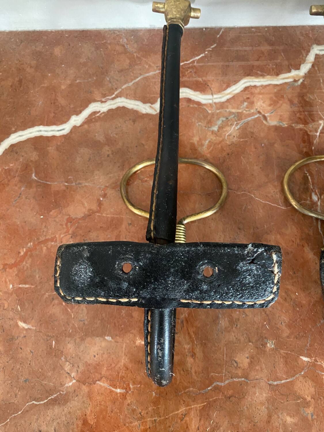 Paire de patères cuir et bronze mains