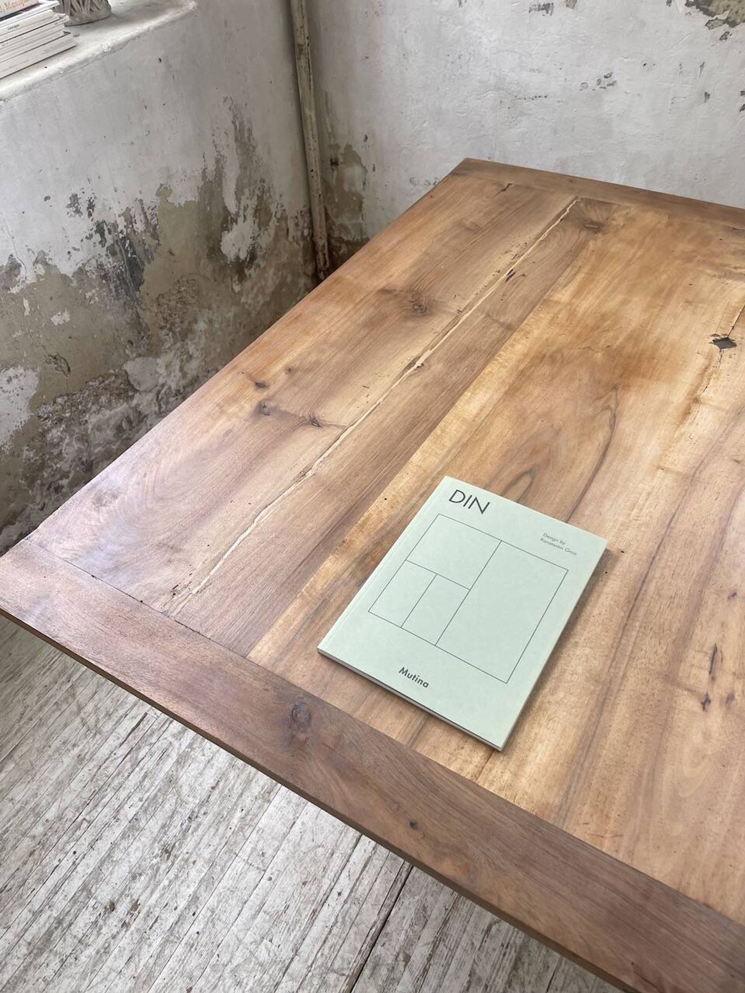 Table de ferme noyer plateau pivotable à allonges