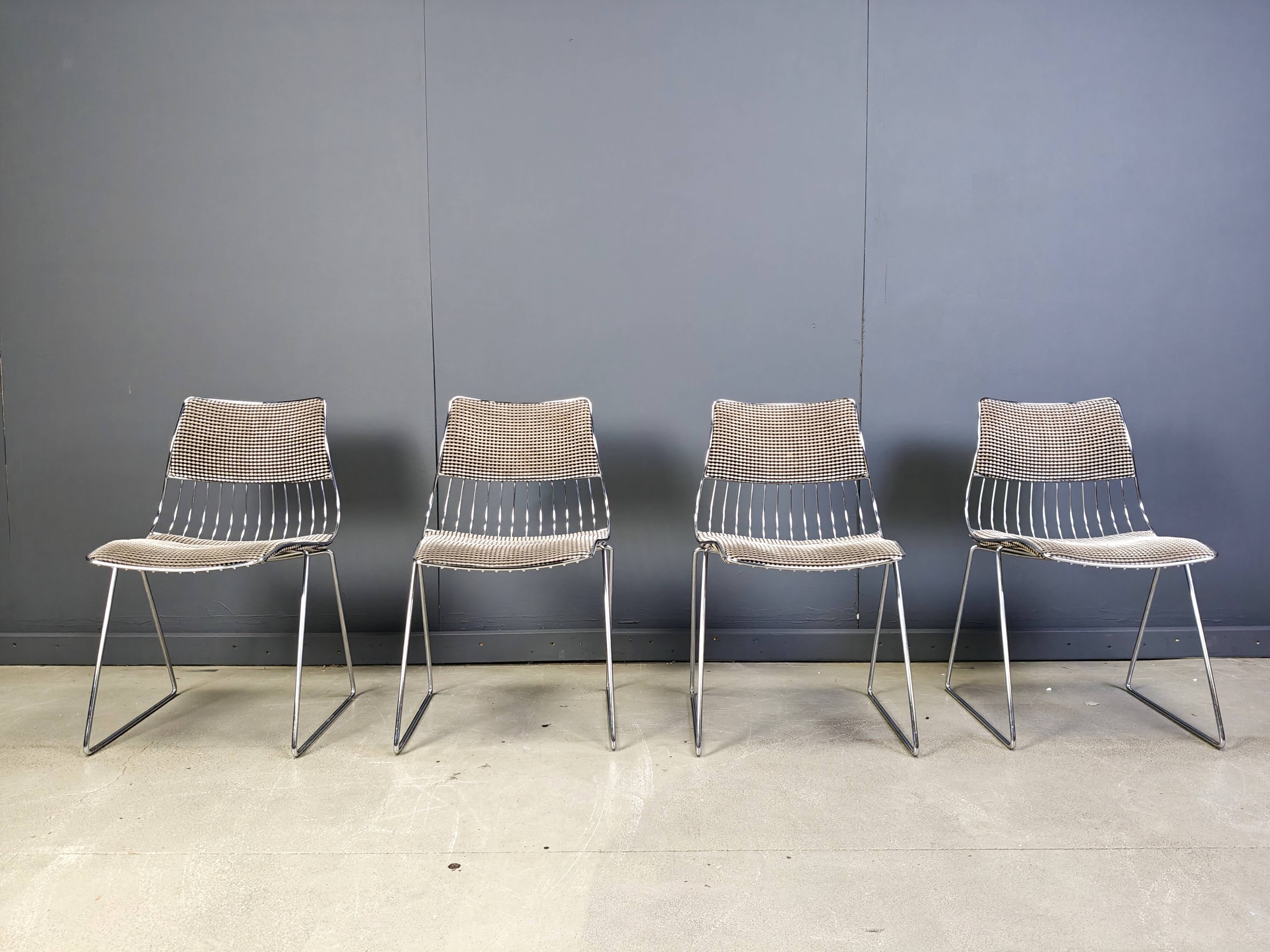 Ensemble Table Et Chaises Pivotantes En Fil De Fer De Salle à Manger, Conçu Par Rudi Verelst Pour Novalux