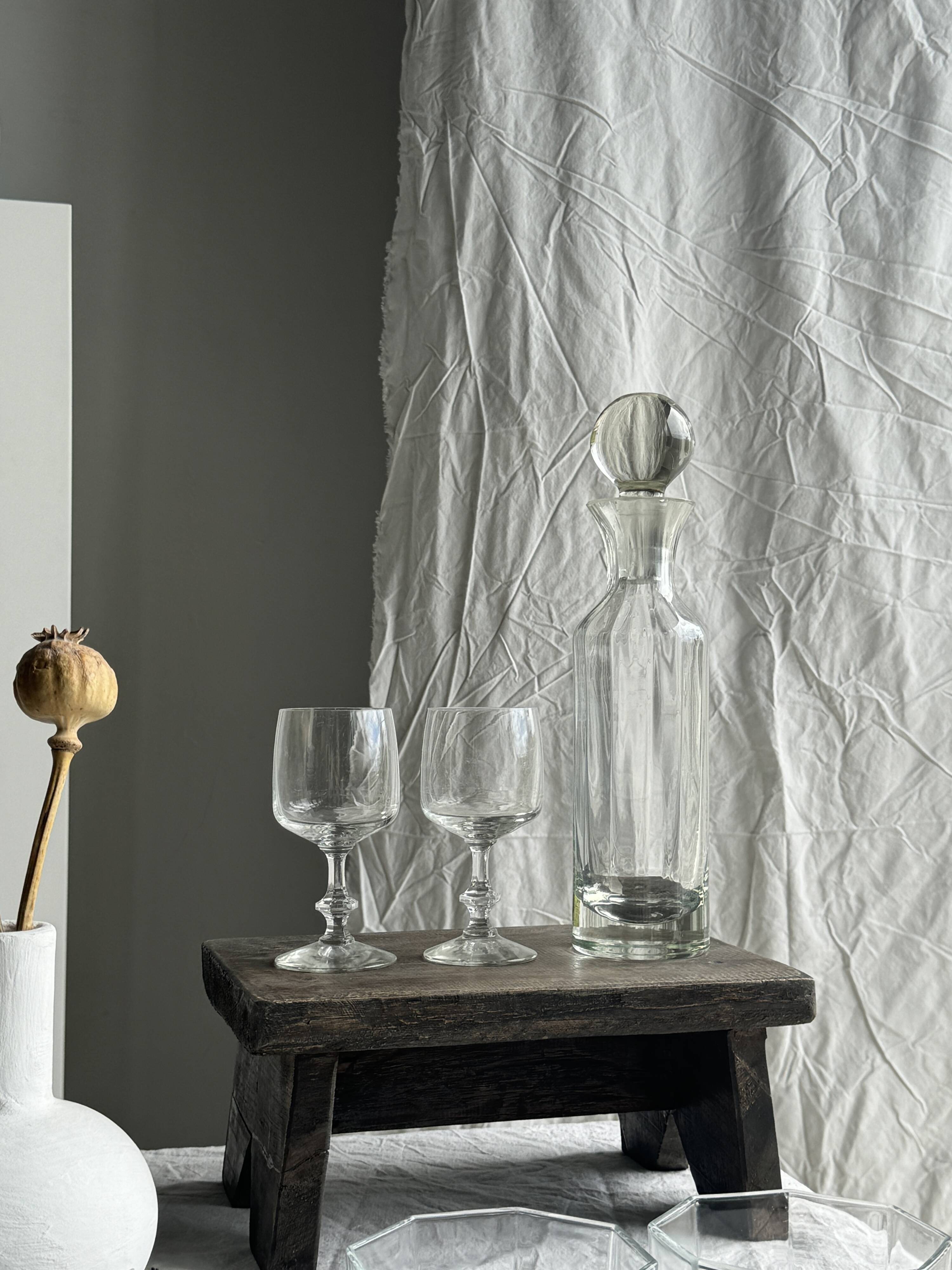 Small ribbed glass carafe, large round cap