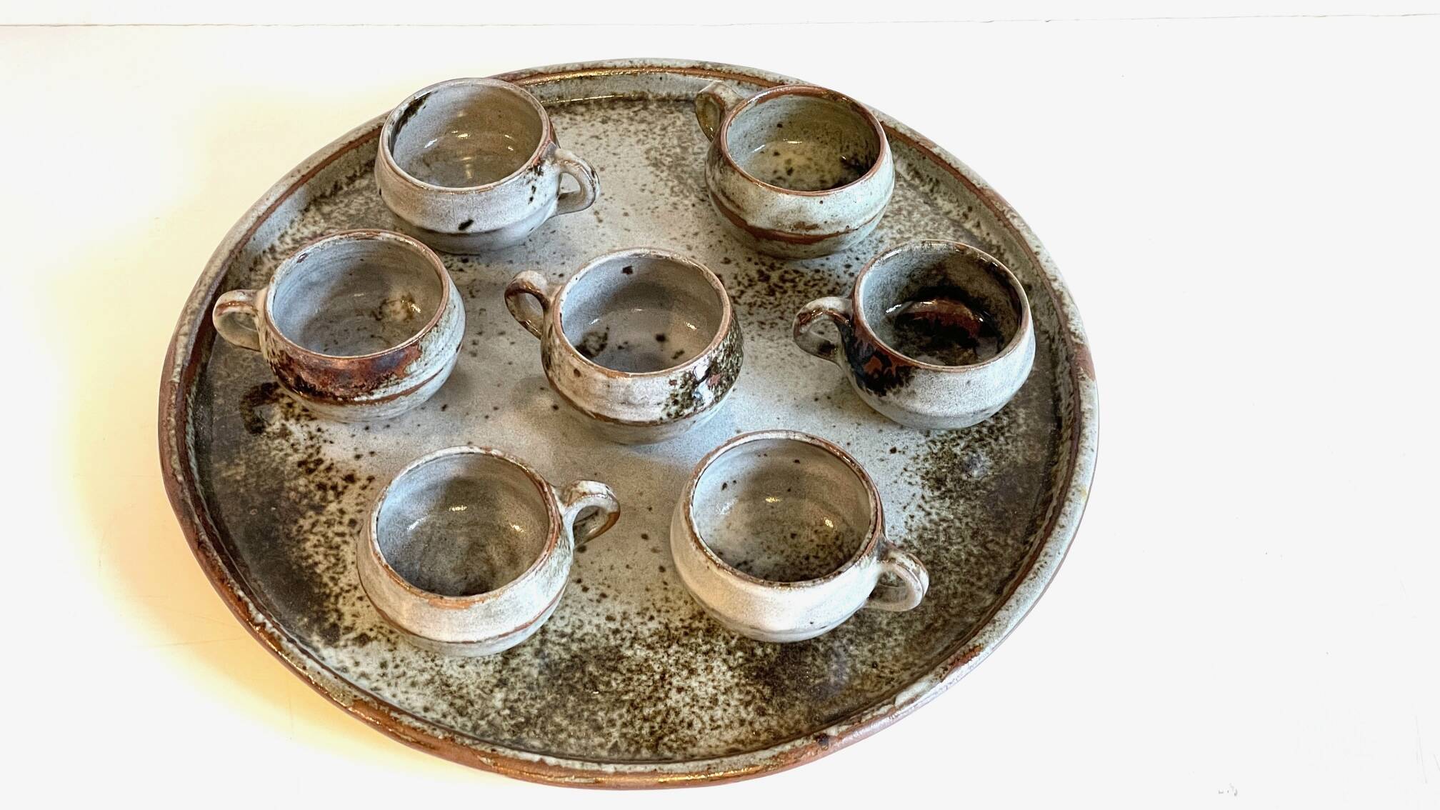 Enamelled stoneware tray and its 7 cups