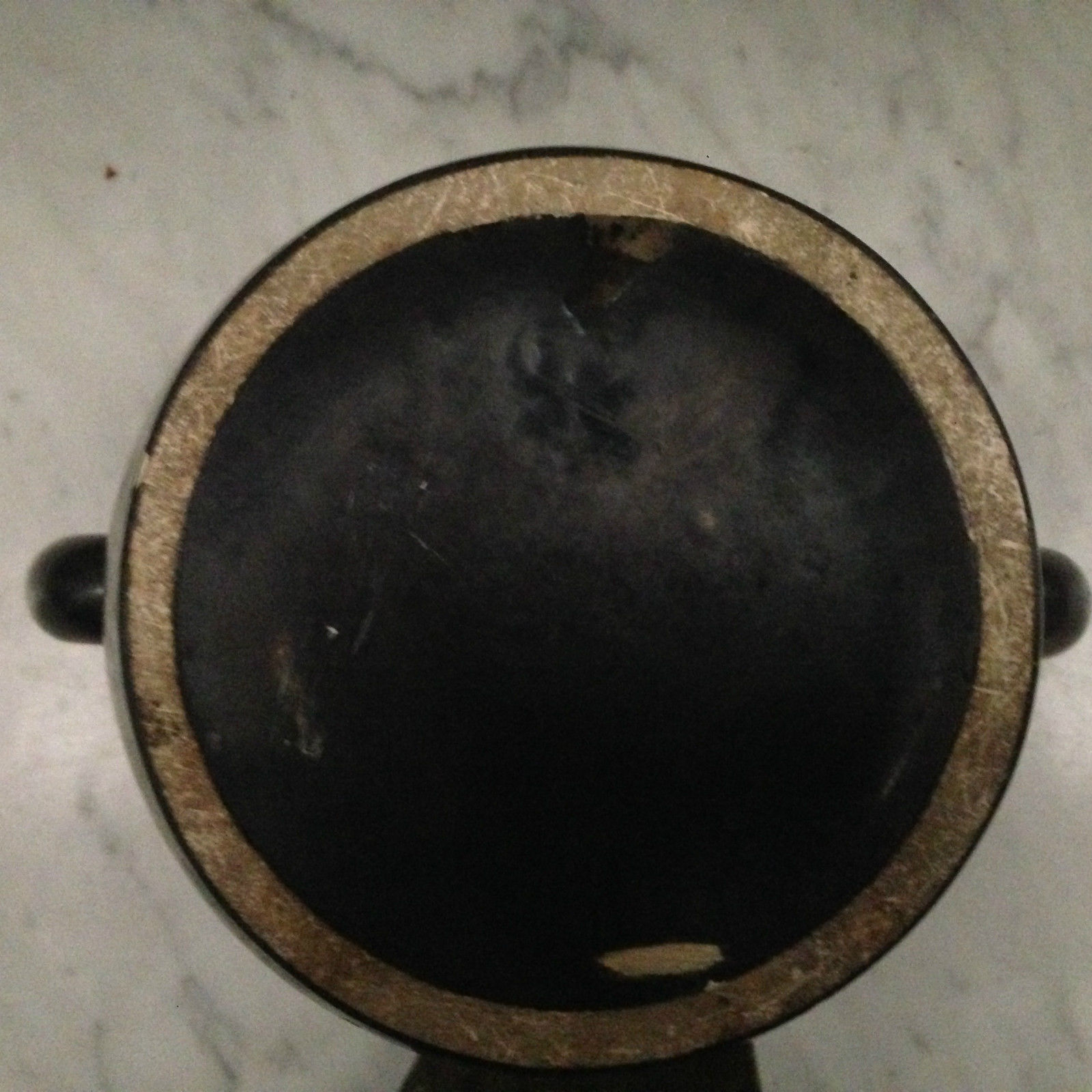Vase minimaliste comportant anse
