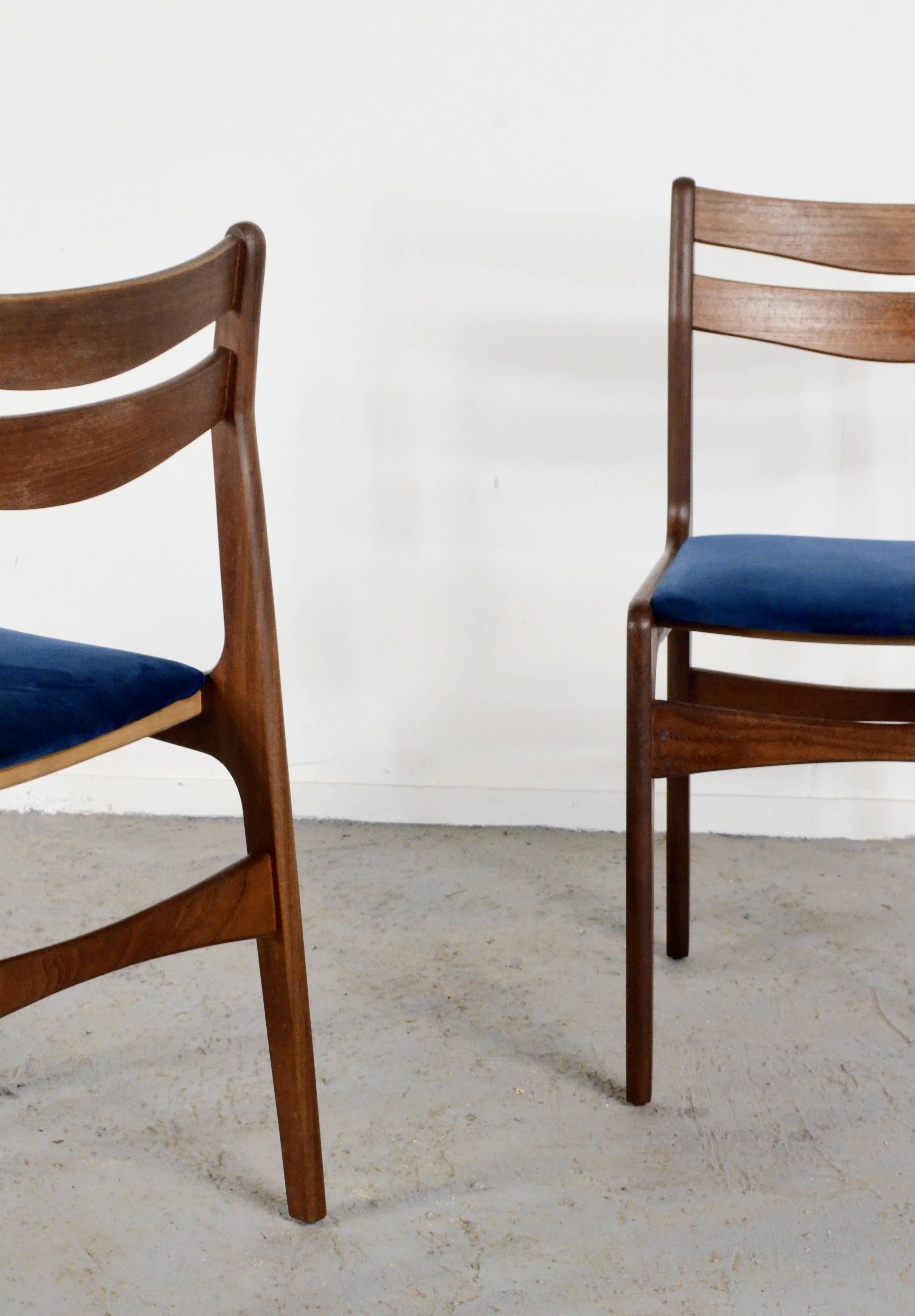 4 chaises en teck et velours bleu marine, milieu XXème