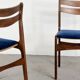 4 chaises en teck et velours bleu marine, milieu XXème