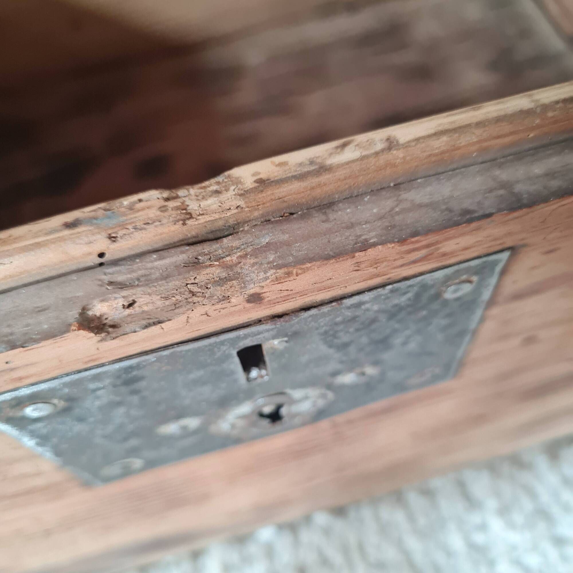 Old solid wood storage trunk – Raw Patina