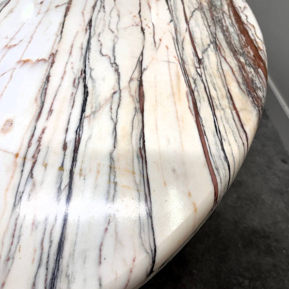 Grande table de salle à manger ovale en marbre Arabescato Rosso italien – années 1970, sculpture sur pierre