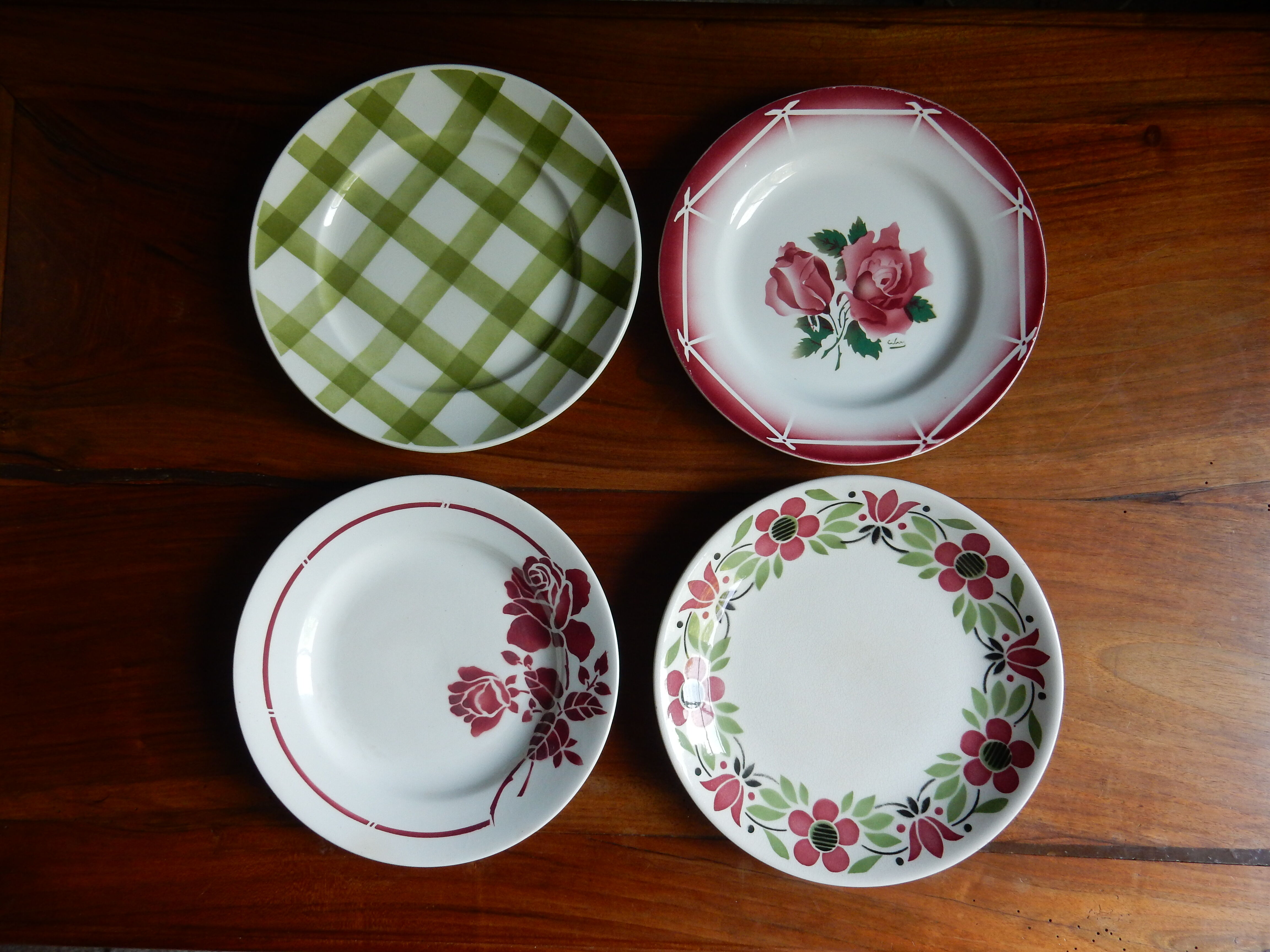 4 flat plates mismatched green and red
