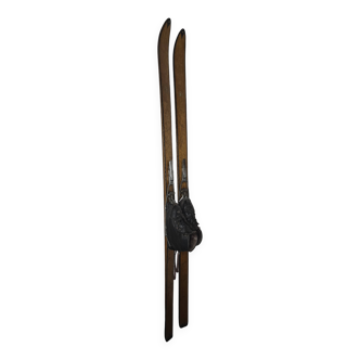 Paire de skis vintage en bois