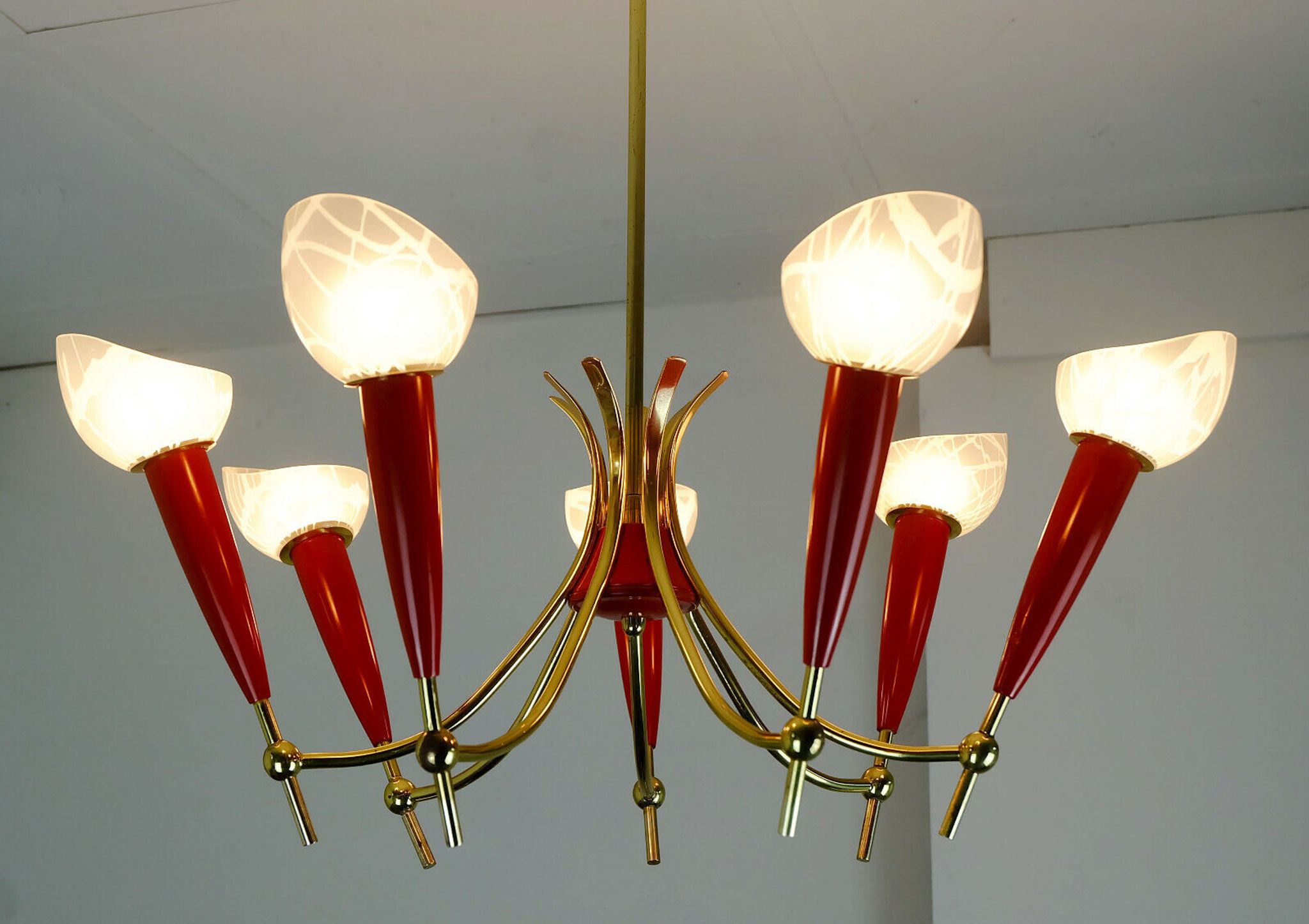 Lustre des années 1950 en laiton et plastique rouge, 7 abat-jours en verre