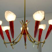 Lustre des années 1950 en laiton et plastique rouge, 7 abat-jours en verre