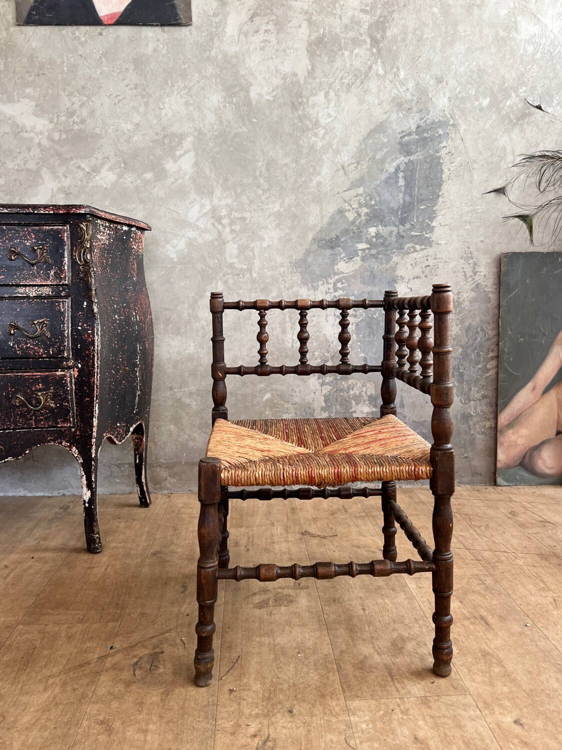 Chaise d’angle en bois et paille