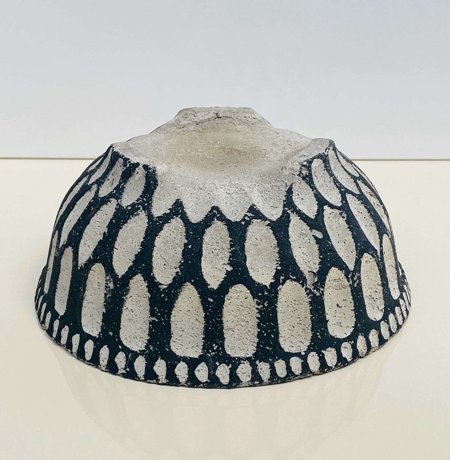 Cache-pot or planter in cement - tripod, brutalist - 1950