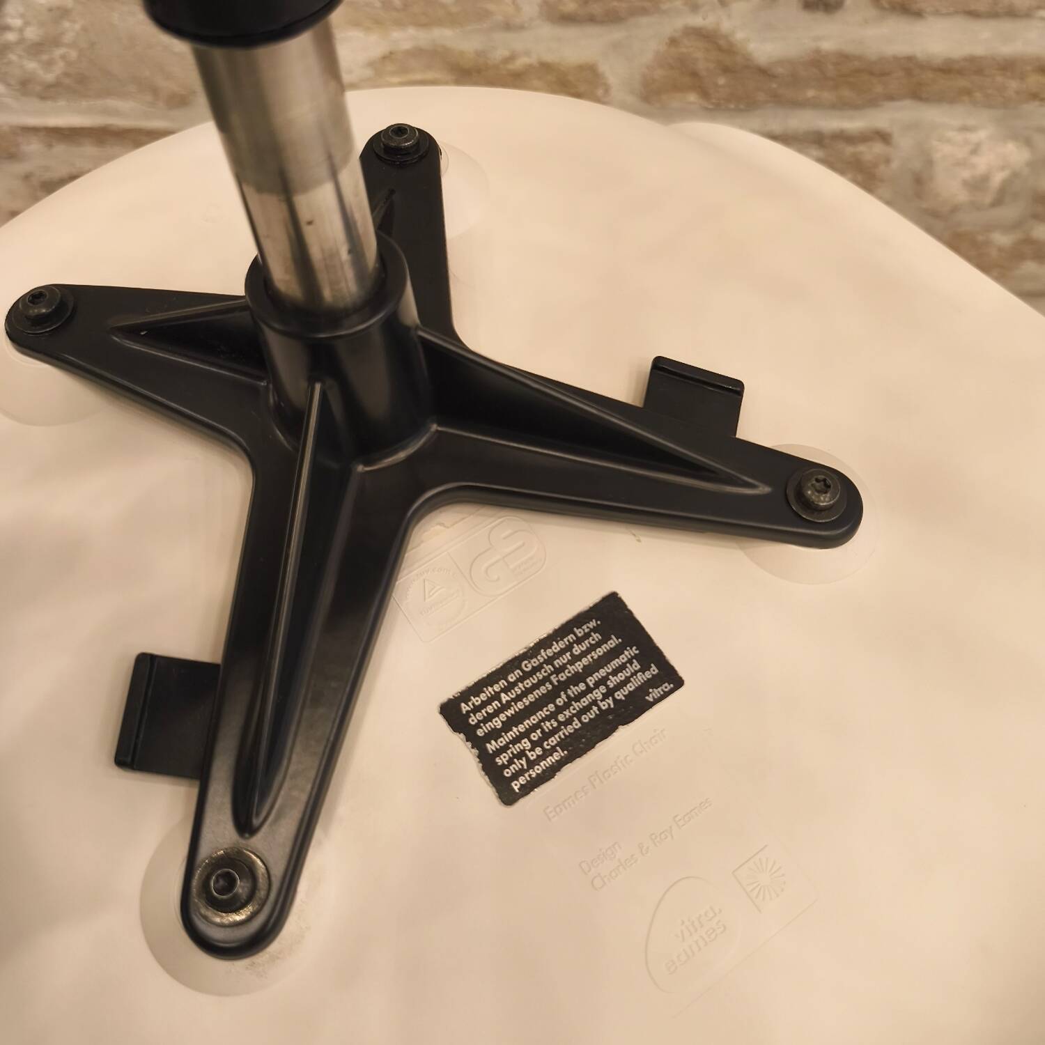 PSCC RE office chair designed by Charles and Ray Eames, Vitra
