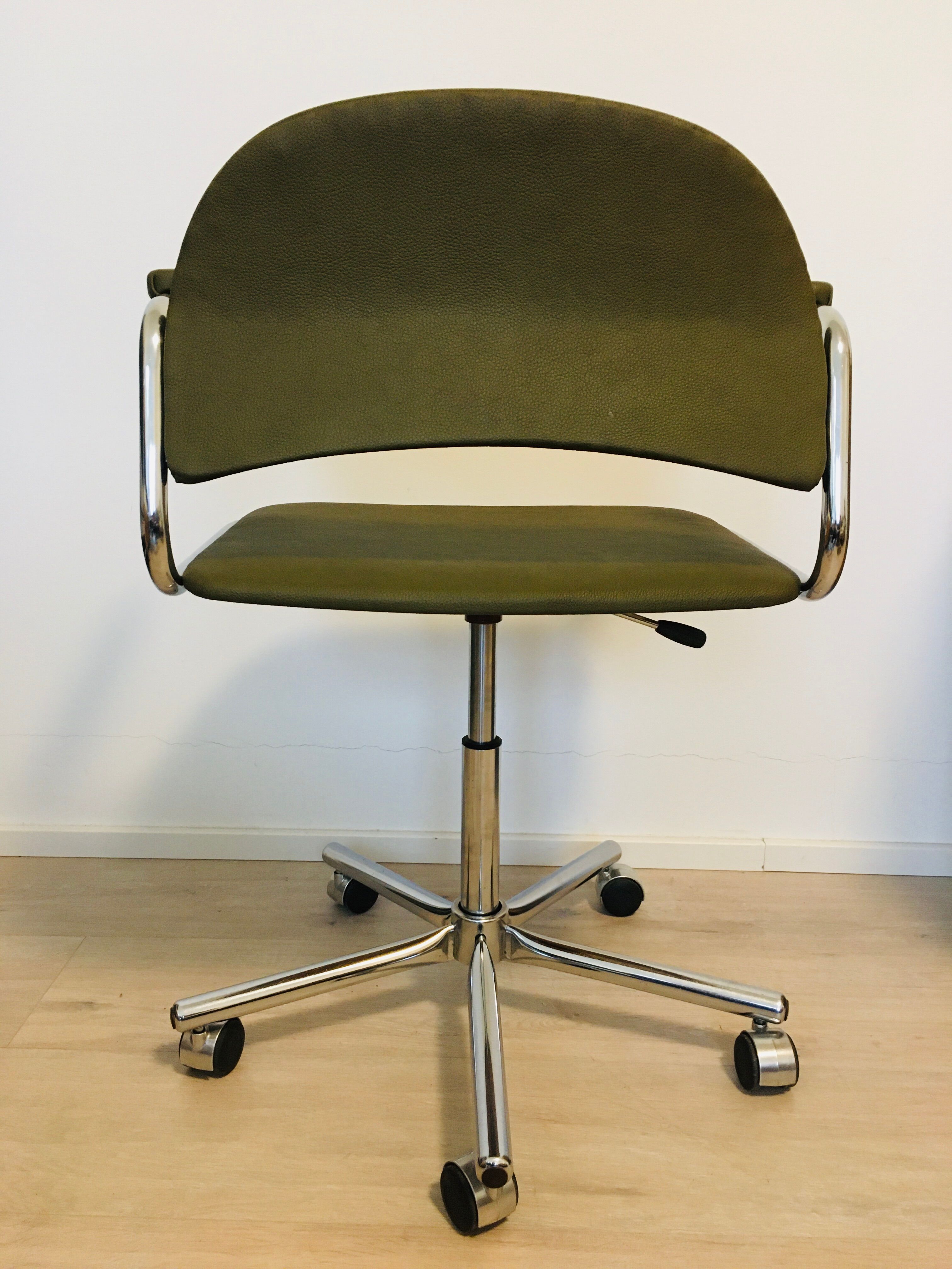 Fauteuil de bureau Olive K-380 entièrement restauré fabriqué par Kovona
