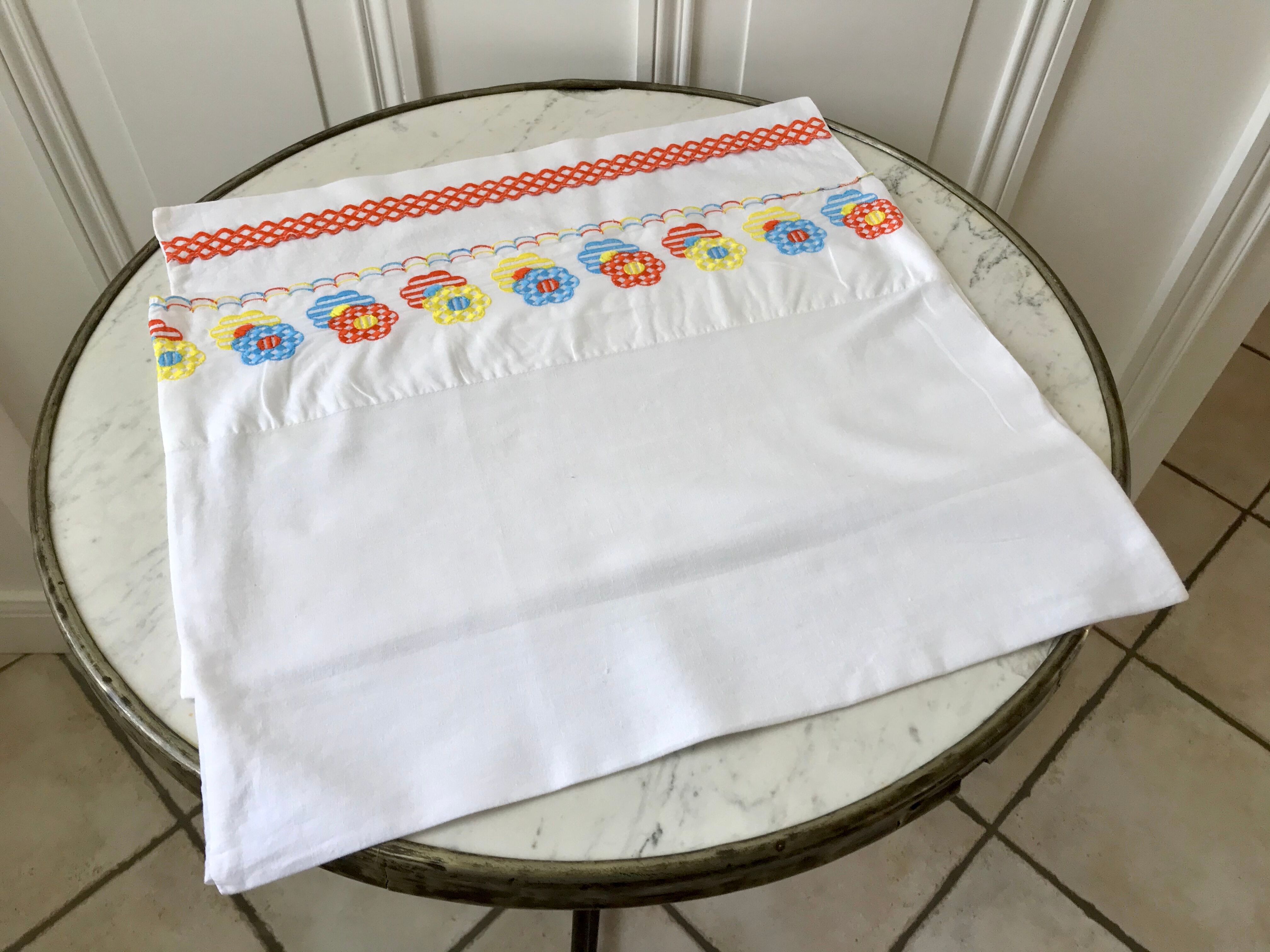 Duo of embroidered pillowcases baby / child vintage 70s