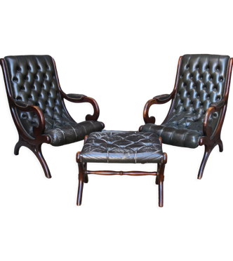 Paire de fauteuils chesterfield et pouf
