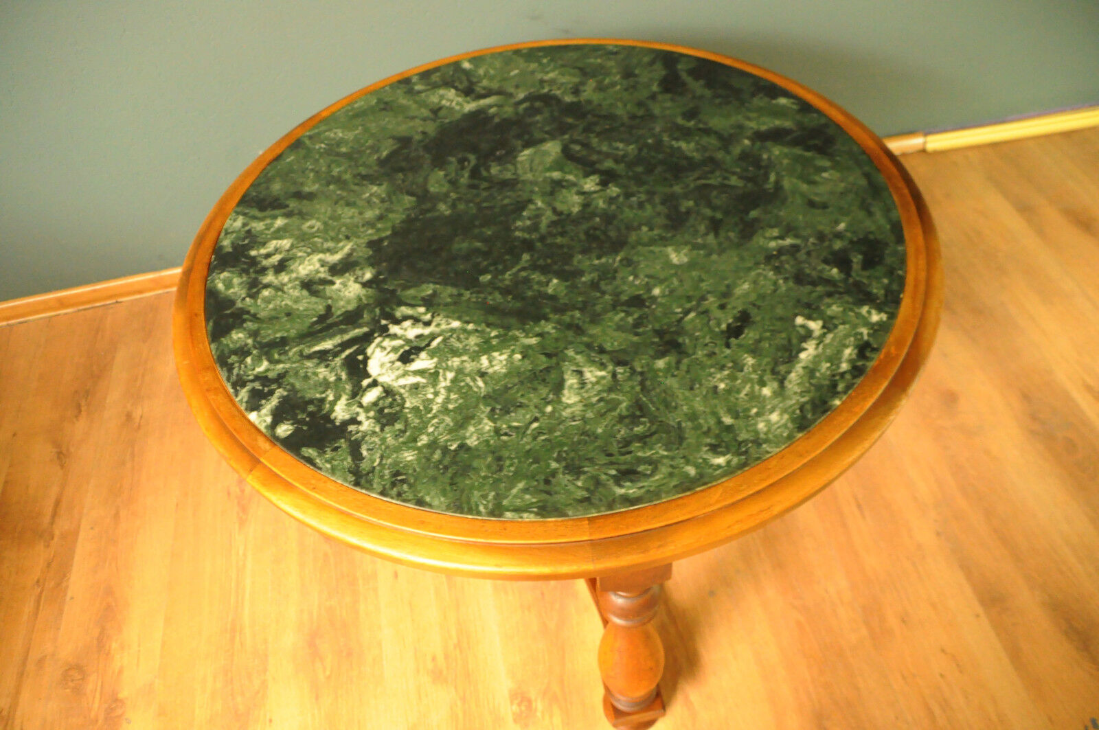 Table basse scandinave avec plateau en marbre