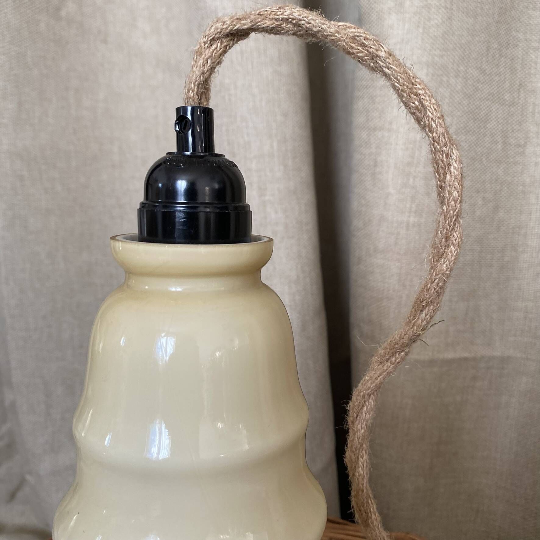 Baladeuse avec opaline conique couleur vanille