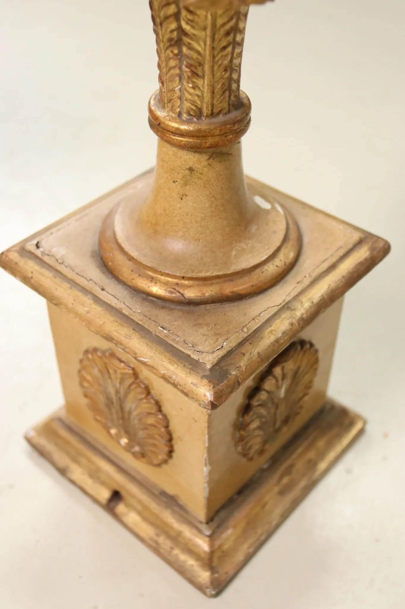 Giltwood candlestick on plinth – Italian neoclassical style, mid-20th c.
