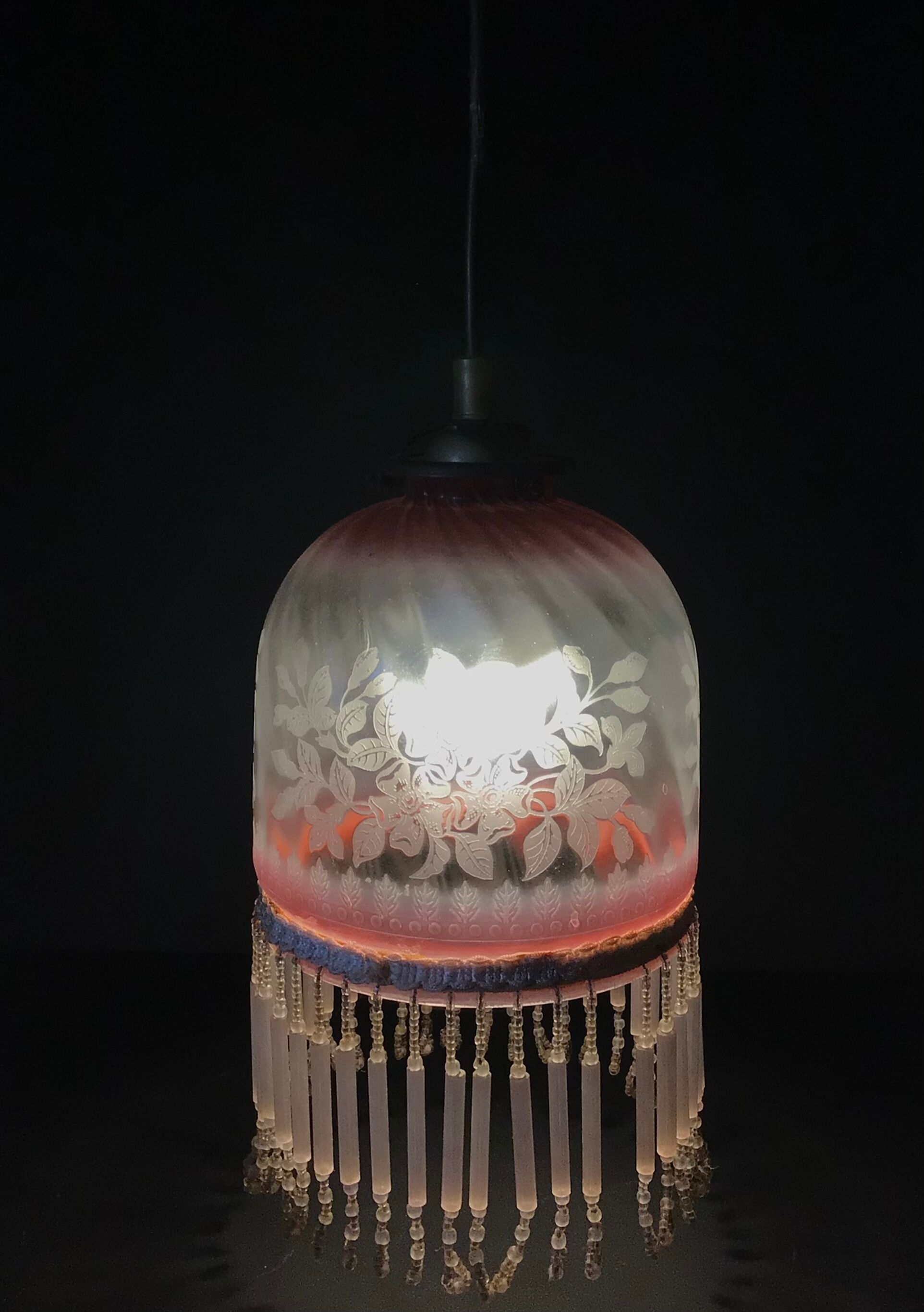 Suspension Art deco en verre et perles